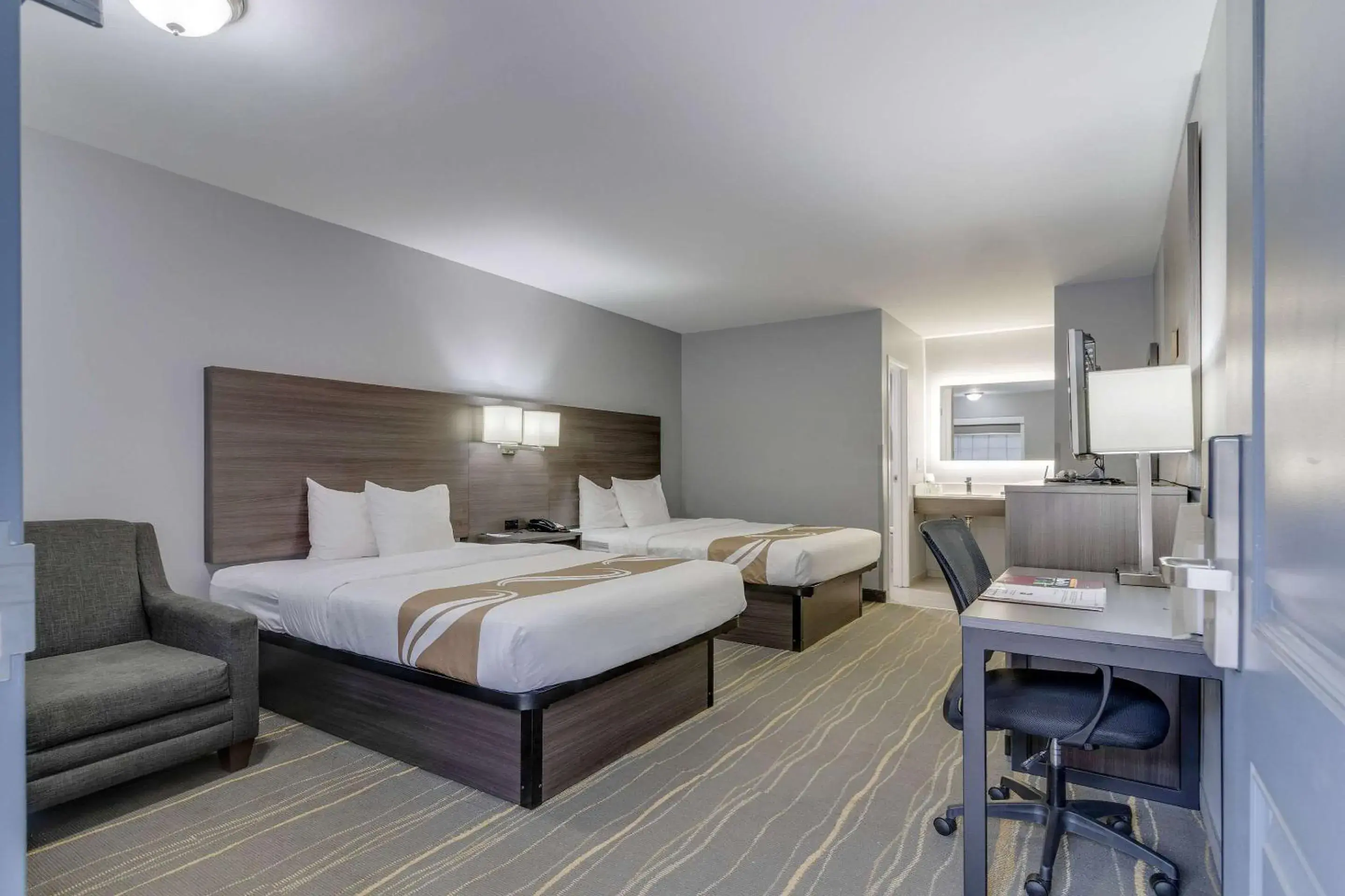 Photo of the whole room, Bed in Quality Inn Kodak Sevierville Photo of the whole room, Bed in Quality Inn Kodak Sevierville