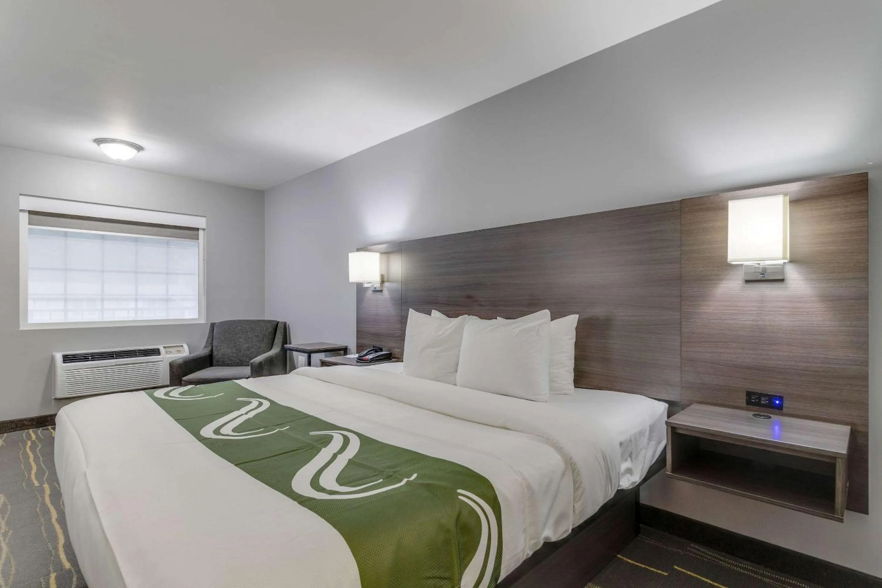 Photo of the whole room, Bed in Quality Inn Kodak Sevierville