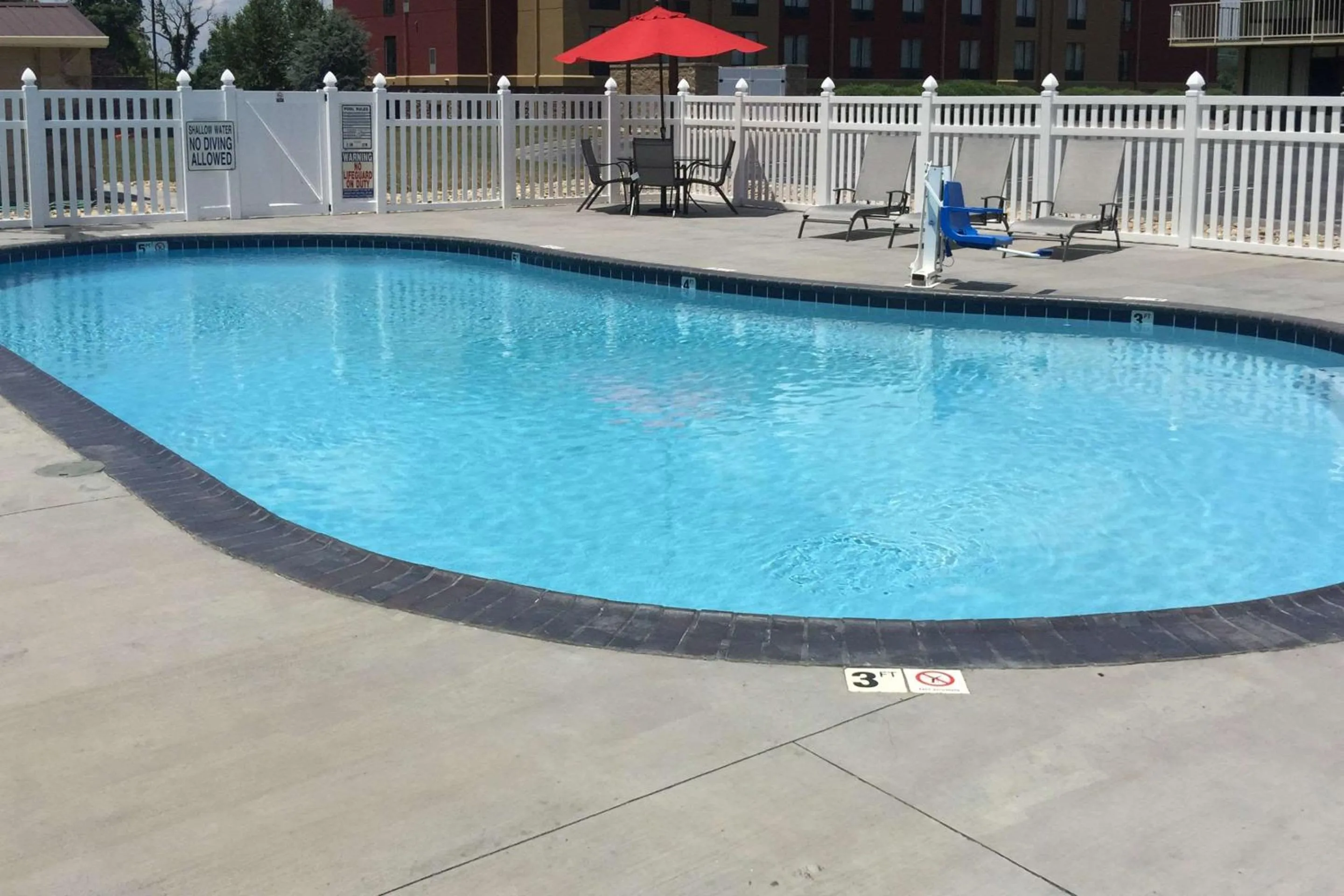 Swimming pool in Quality Inn Kodak Sevierville