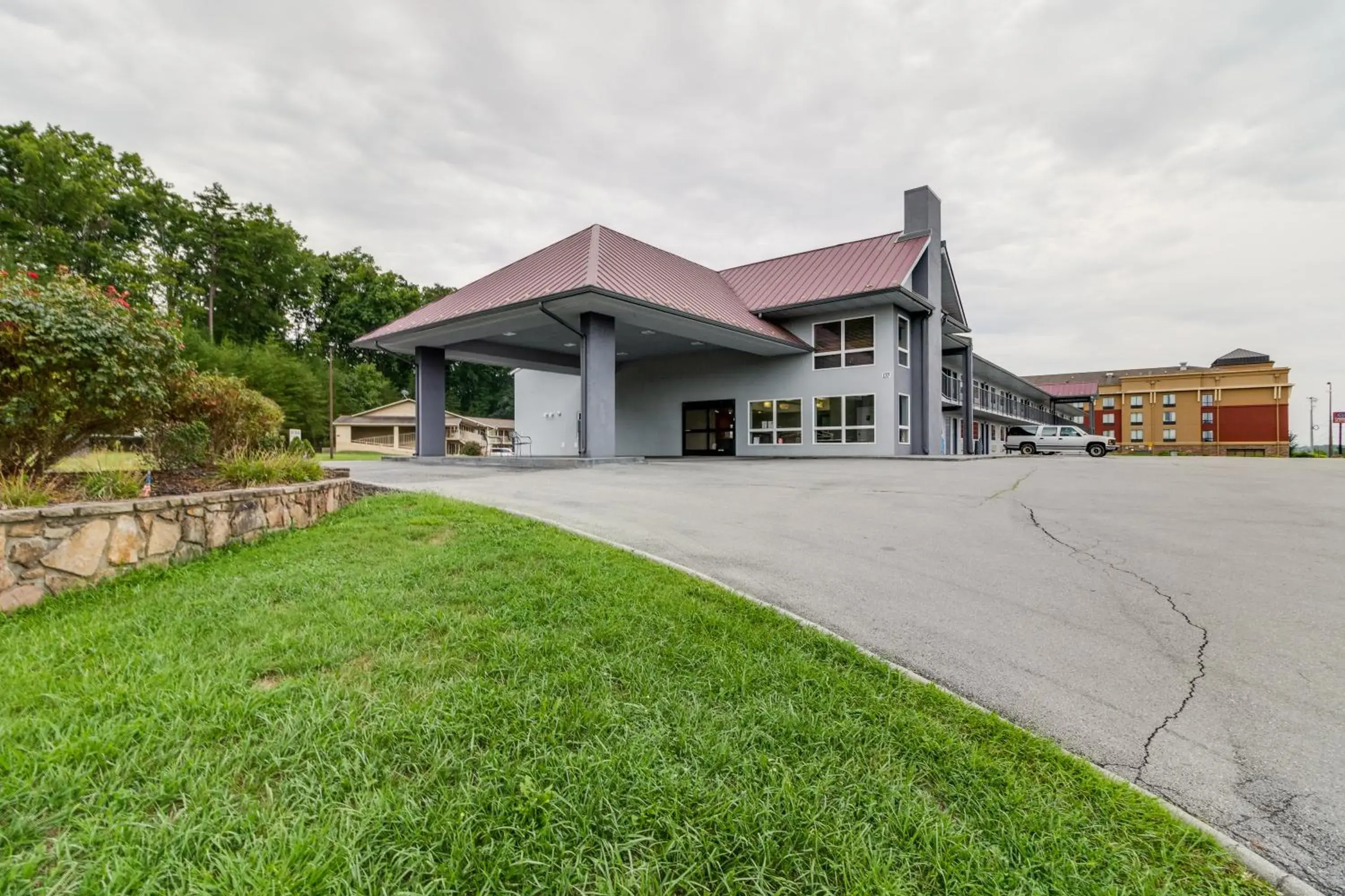 Property building in Quality Inn Kodak Sevierville Property building in Quality Inn Kodak Sevierville