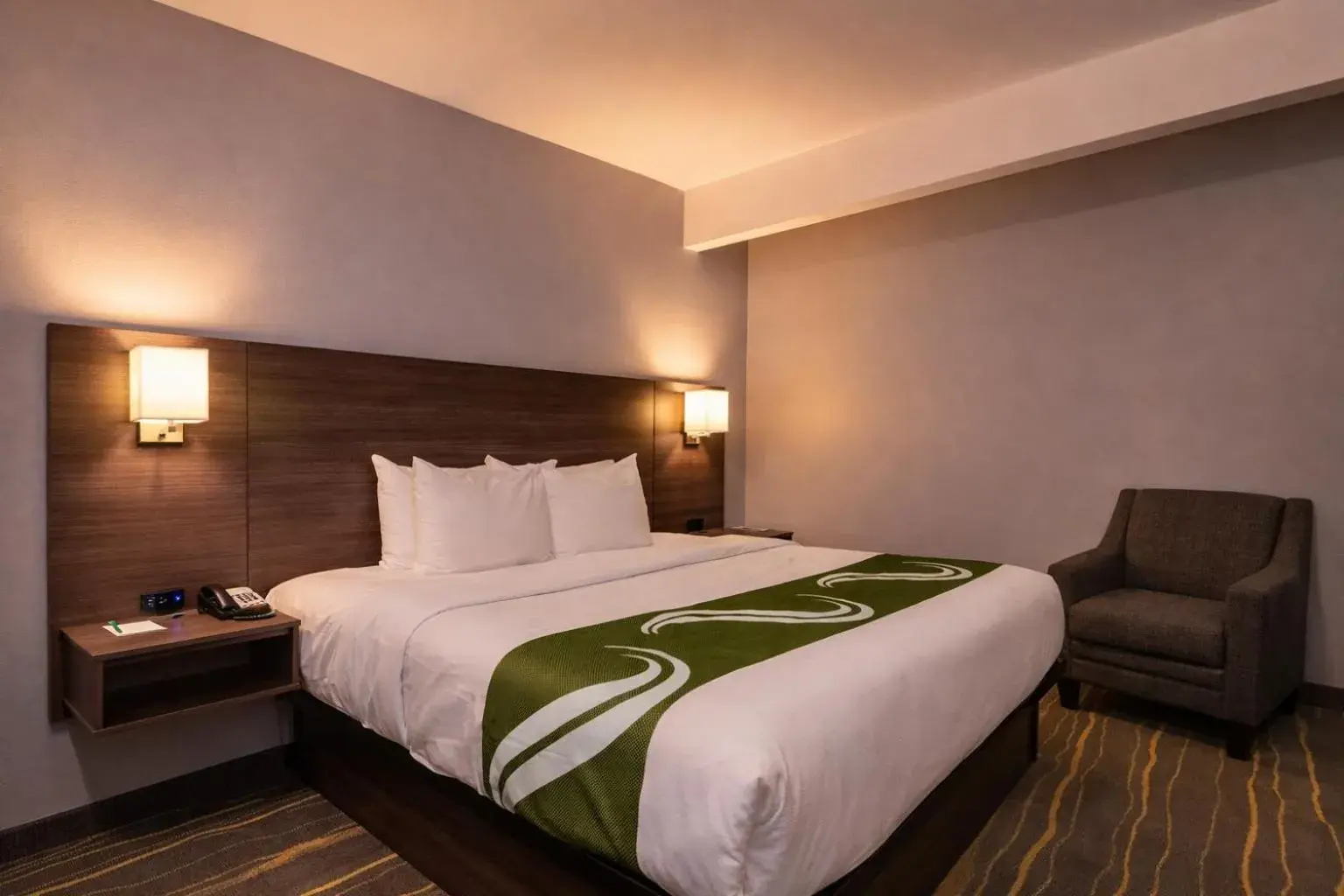 Bed in Quality Inn Kodak Sevierville Bed in Quality Inn Kodak Sevierville