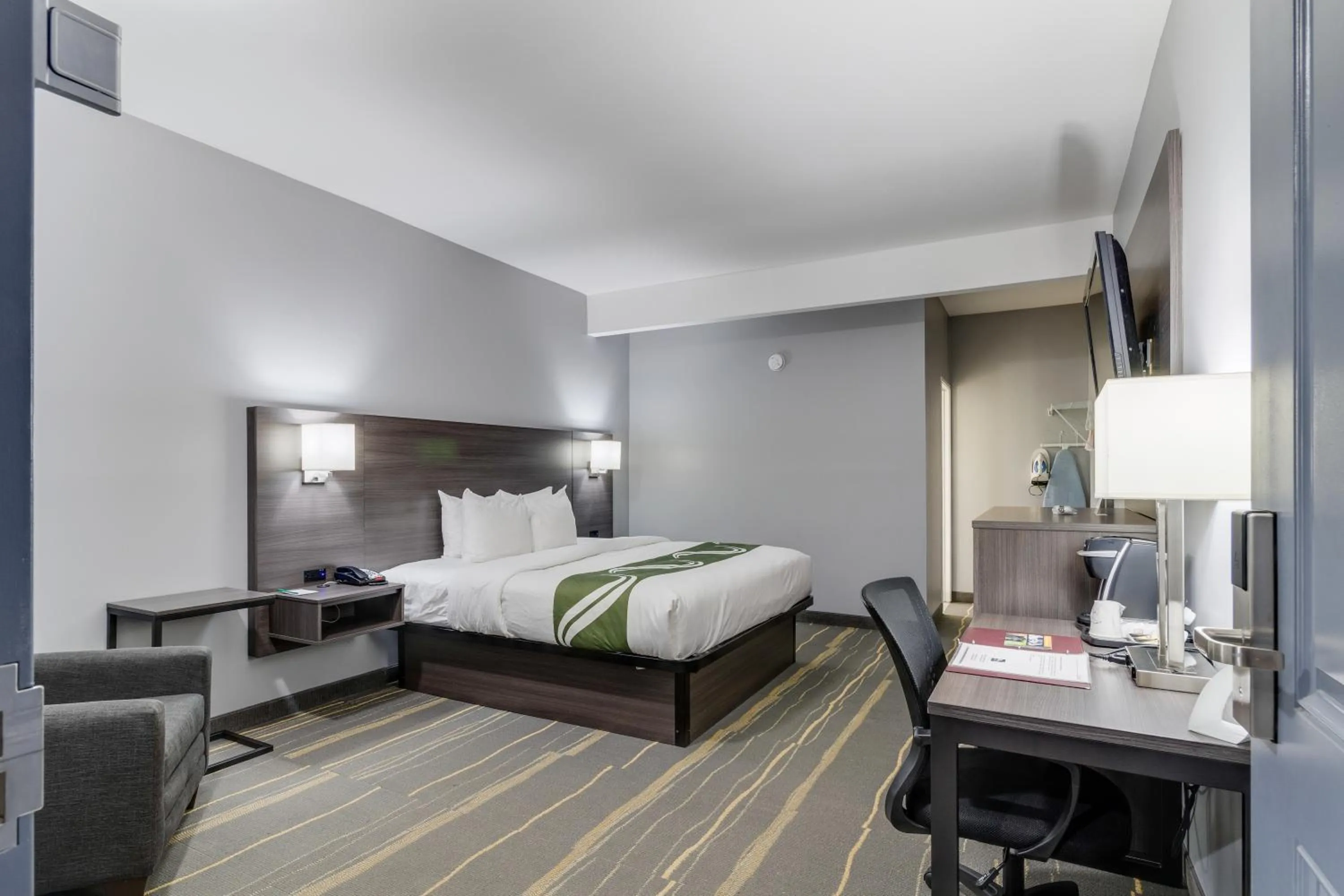 Bed in Quality Inn Kodak Sevierville