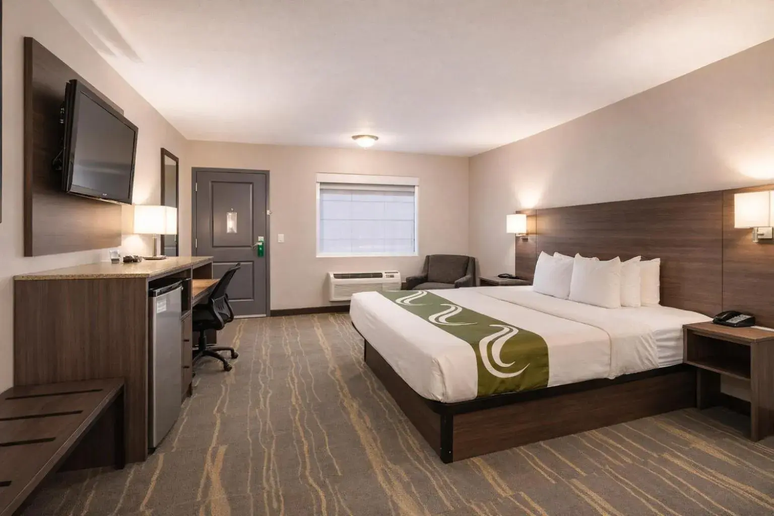 TV and multimedia, Bed in Quality Inn Kodak Sevierville TV and multimedia, Bed in Quality Inn Kodak Sevierville