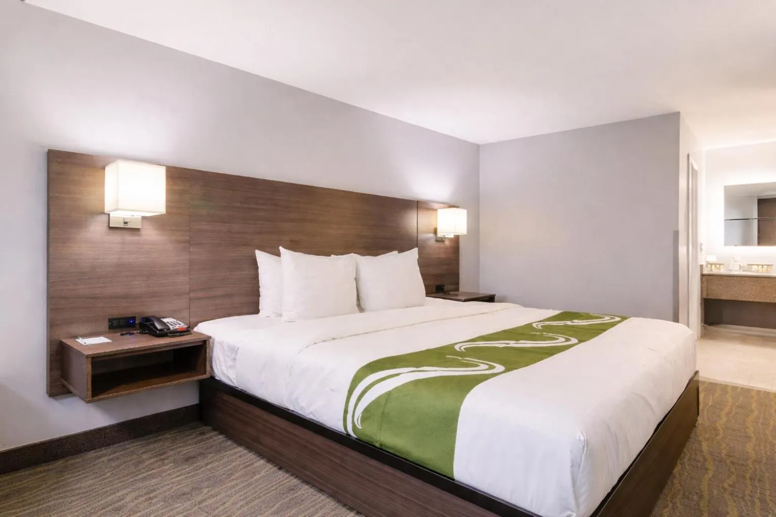 Photo of the whole room, Bed in Quality Inn Kodak Sevierville