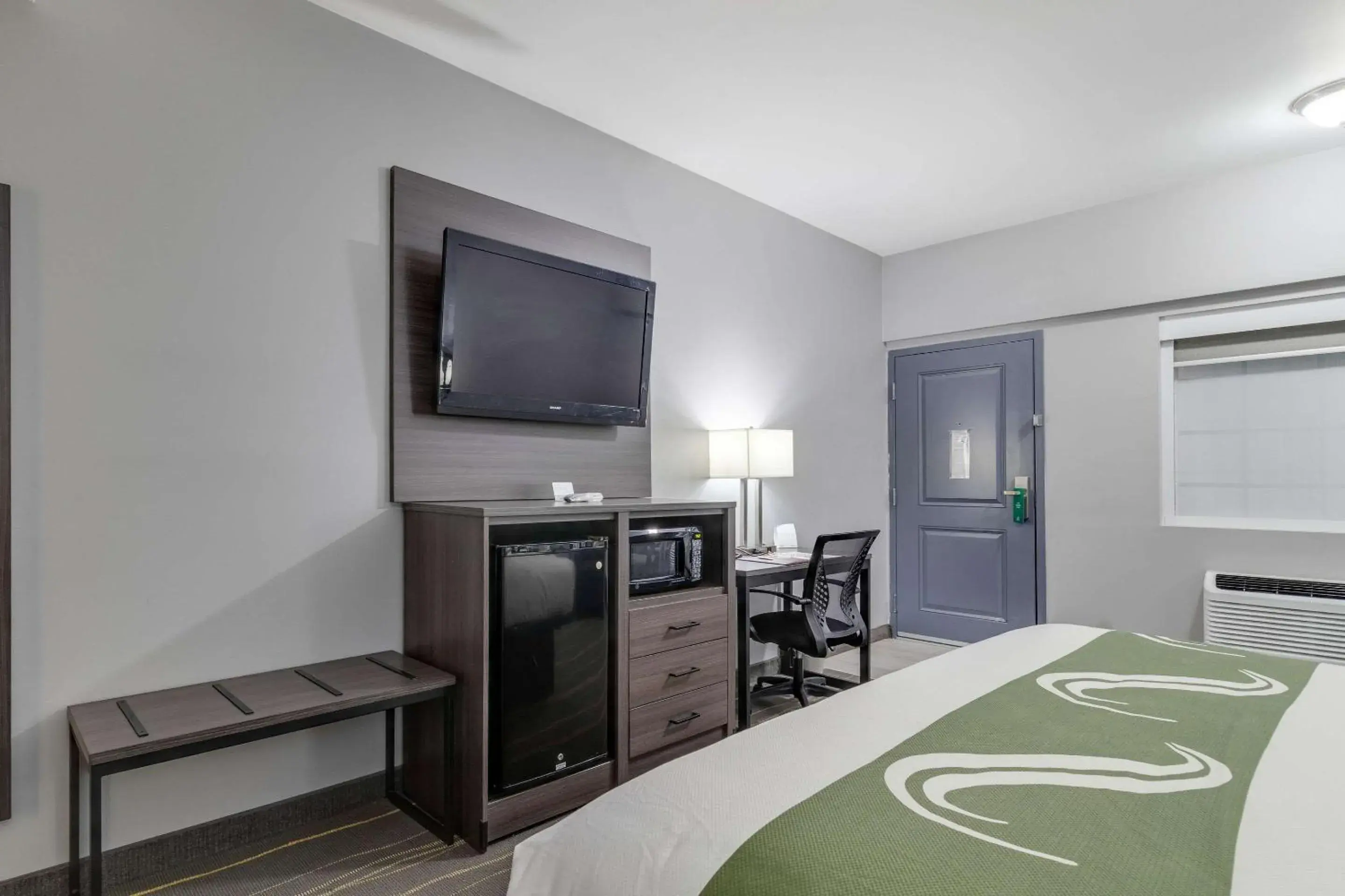 Photo of the whole room, Bed in Quality Inn Kodak Sevierville Photo of the whole room, Bed in Quality Inn Kodak Sevierville