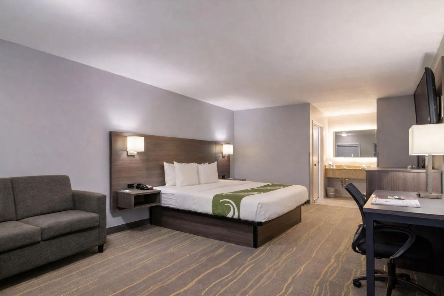 Bed in Quality Inn Kodak Sevierville