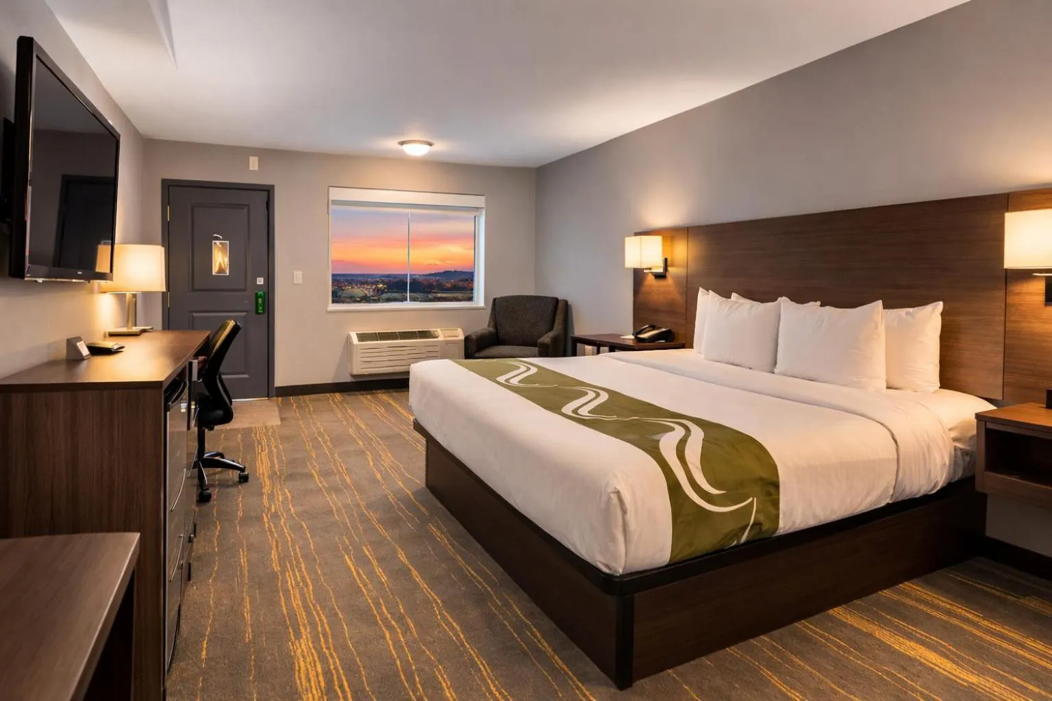 Bed in Quality Inn Kodak Sevierville