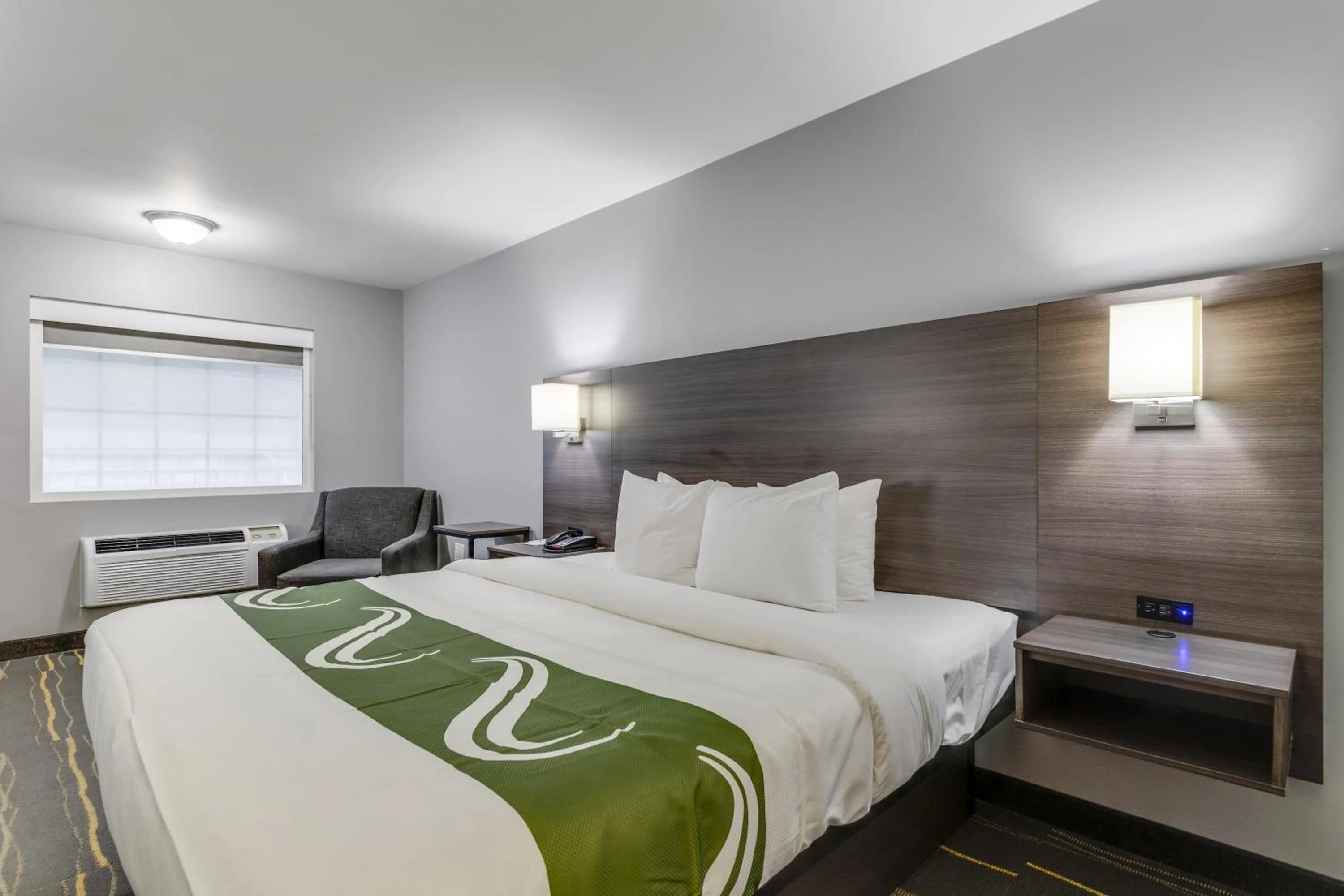 Bed in Quality Inn Kodak Sevierville