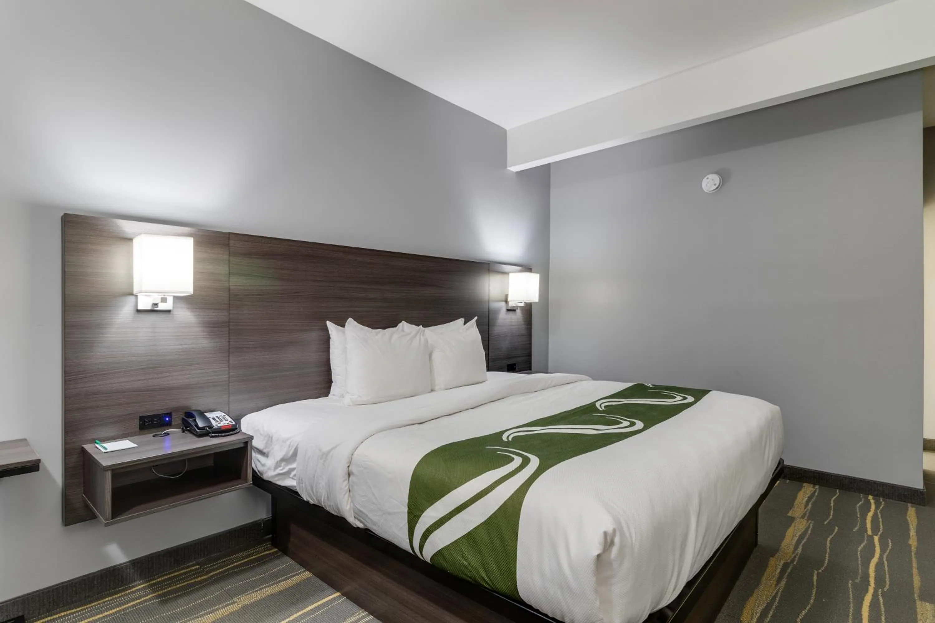 Bed in Quality Inn Kodak Sevierville