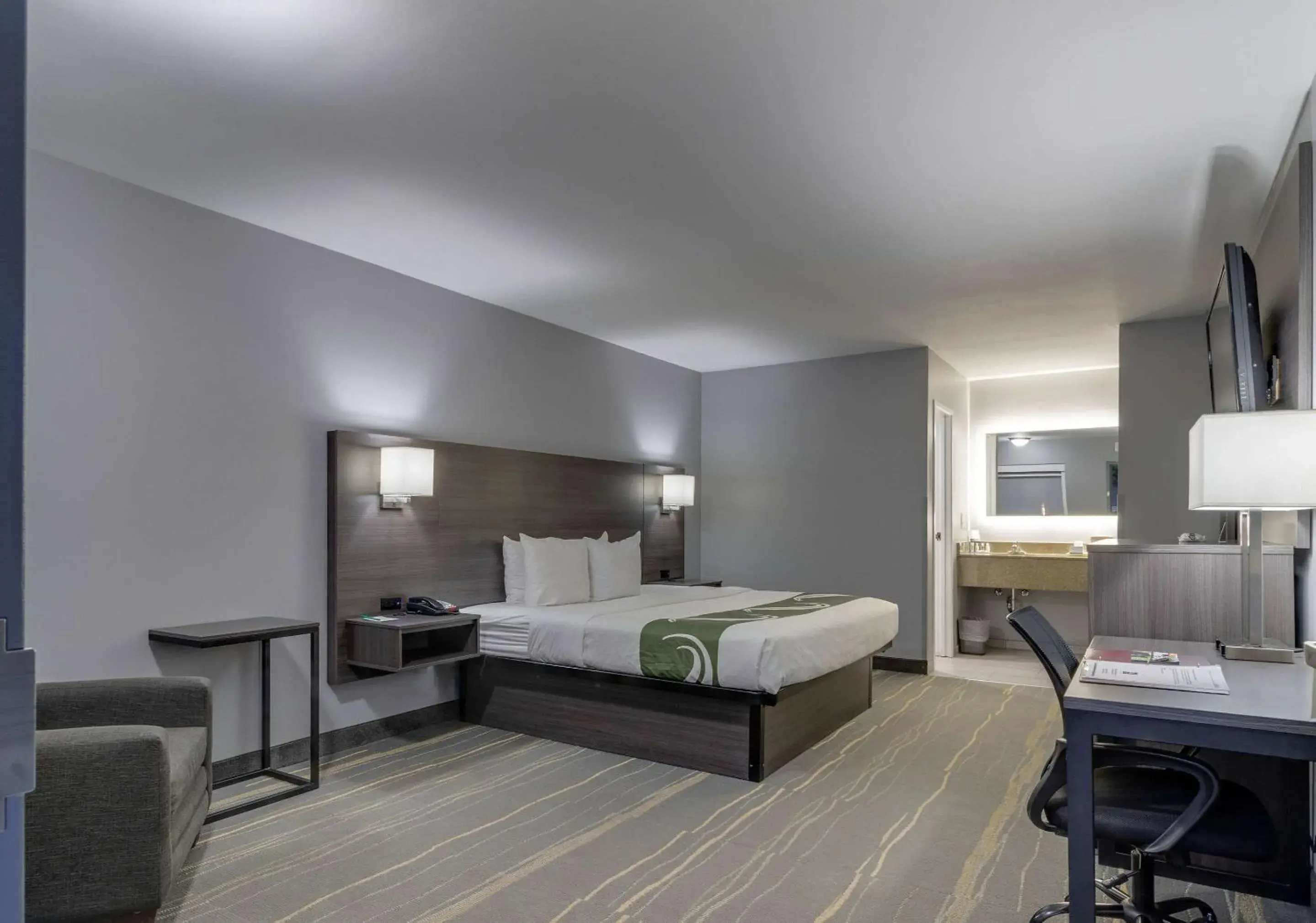 Photo of the whole room, Bed in Quality Inn Kodak Sevierville Photo of the whole room, Bed in Quality Inn Kodak Sevierville