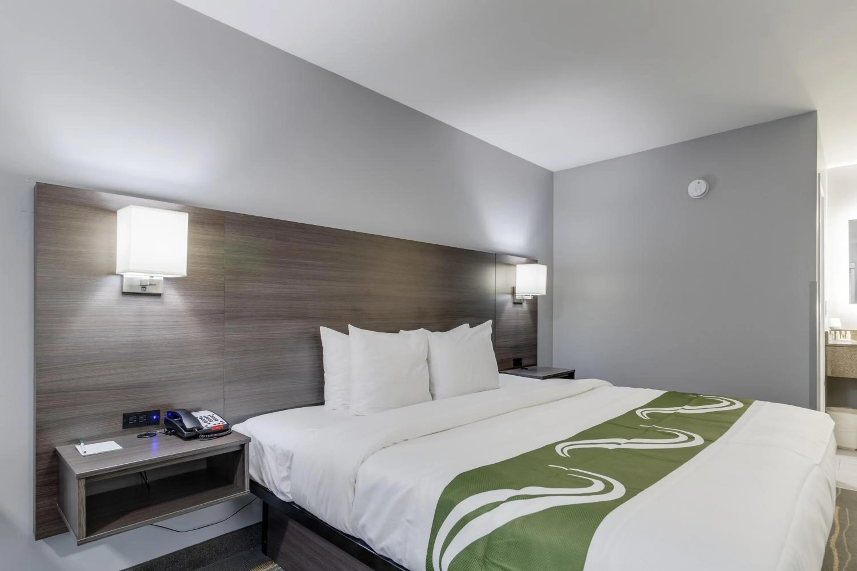 Bed in Quality Inn Kodak Sevierville