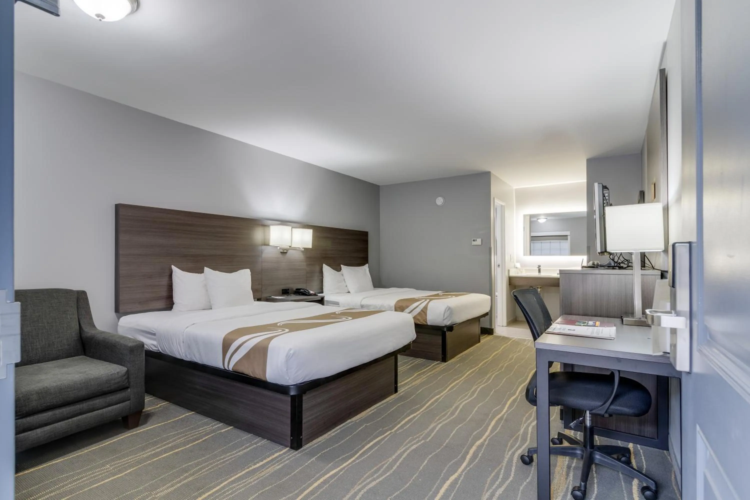 Photo of the whole room, Bed in Quality Inn Kodak Sevierville