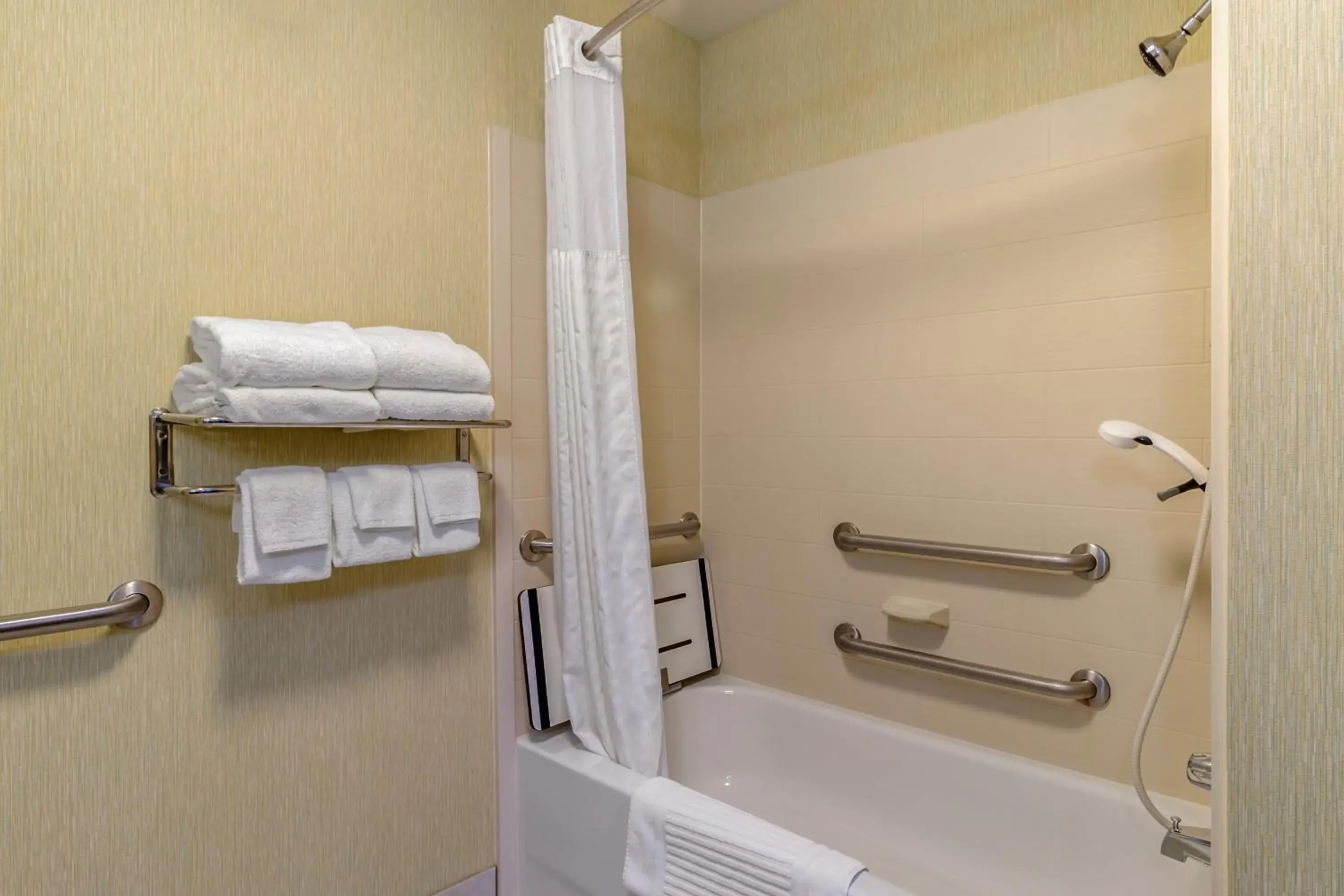 King Suite with Accessible Tub - Accessible/Non-Smoking in Comfort Suites Knoxville West - Farragut King Suite with Accessible Tub - Accessible/Non-Smoking in Comfort Suites Knoxville West - Farragut