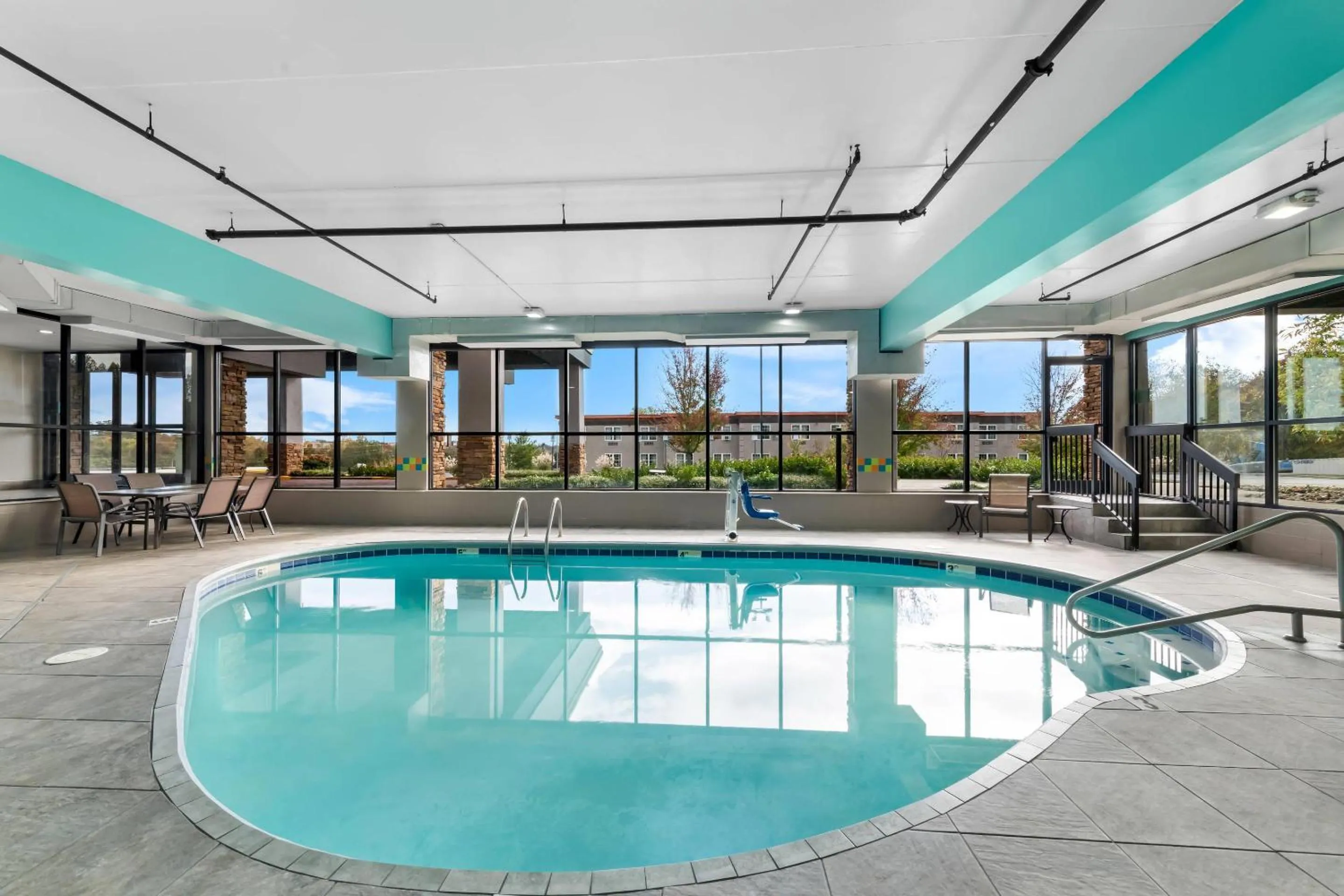 Swimming pool in Comfort Suites Knoxville West - Farragut