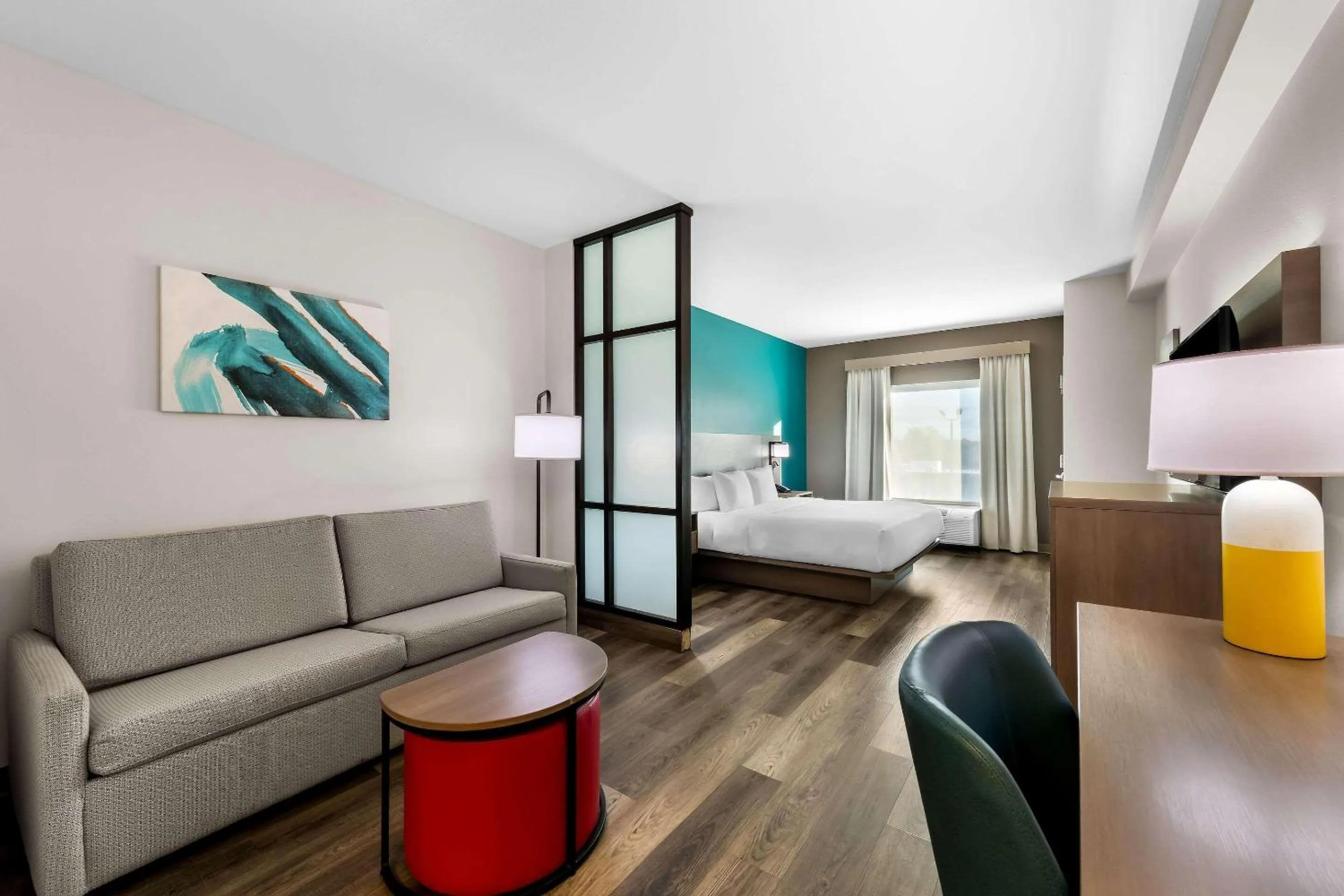 Photo of the whole room, Bed in Comfort Suites Knoxville West - Farragut