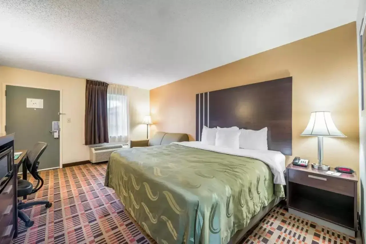 Bed in Quality Inn Downtown Bed in Quality Inn Downtown