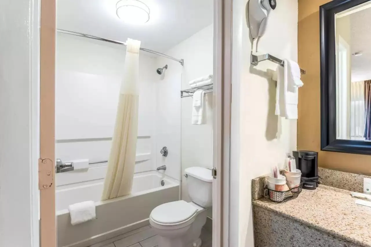Bathroom in Quality Inn Downtown