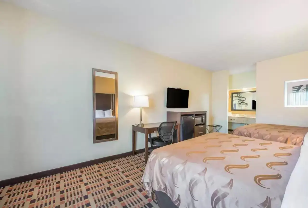 Bed in Quality Inn Downtown Bed in Quality Inn Downtown