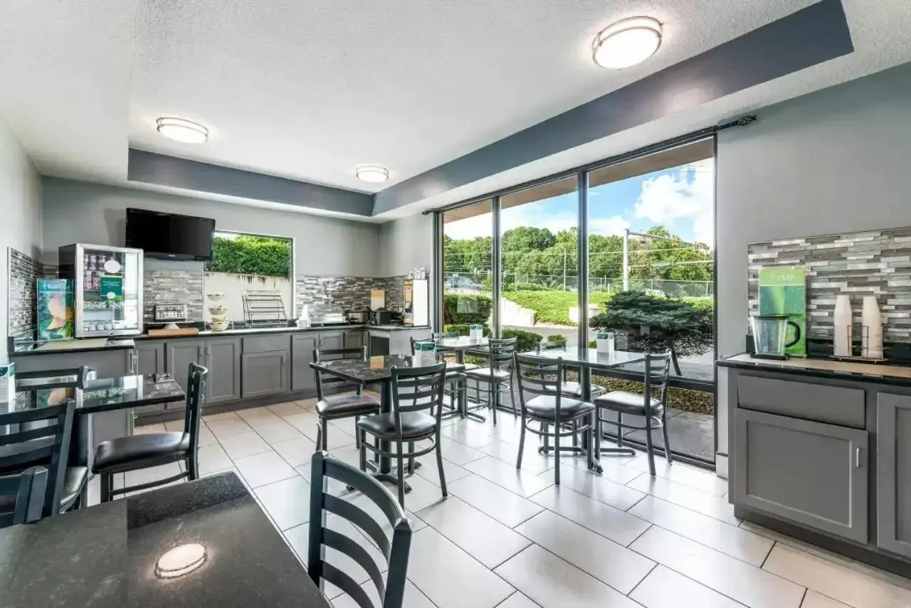 Breakfast in Quality Inn Downtown Breakfast in Quality Inn Downtown