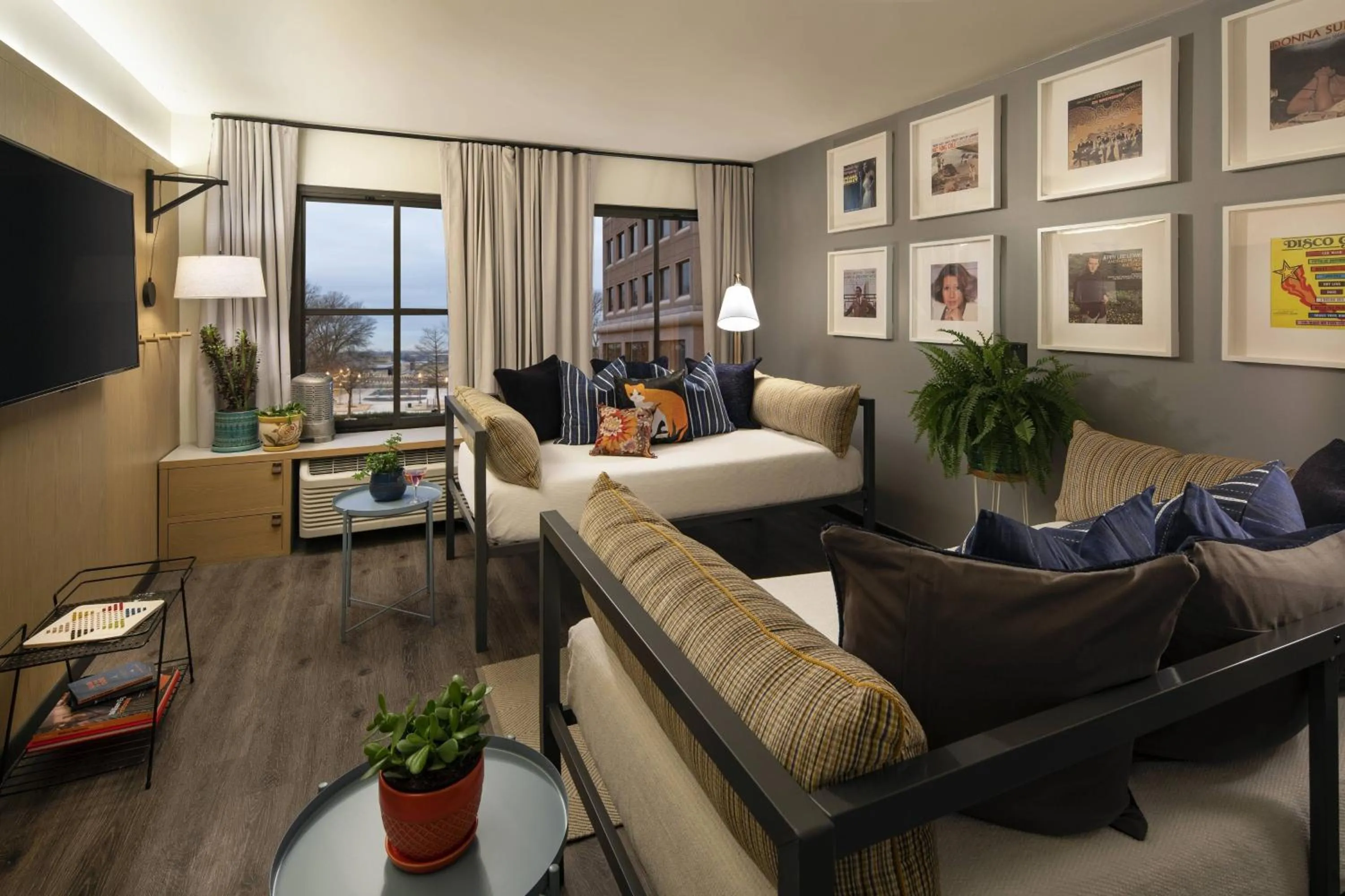 Living room in MOXY Memphis Downtown