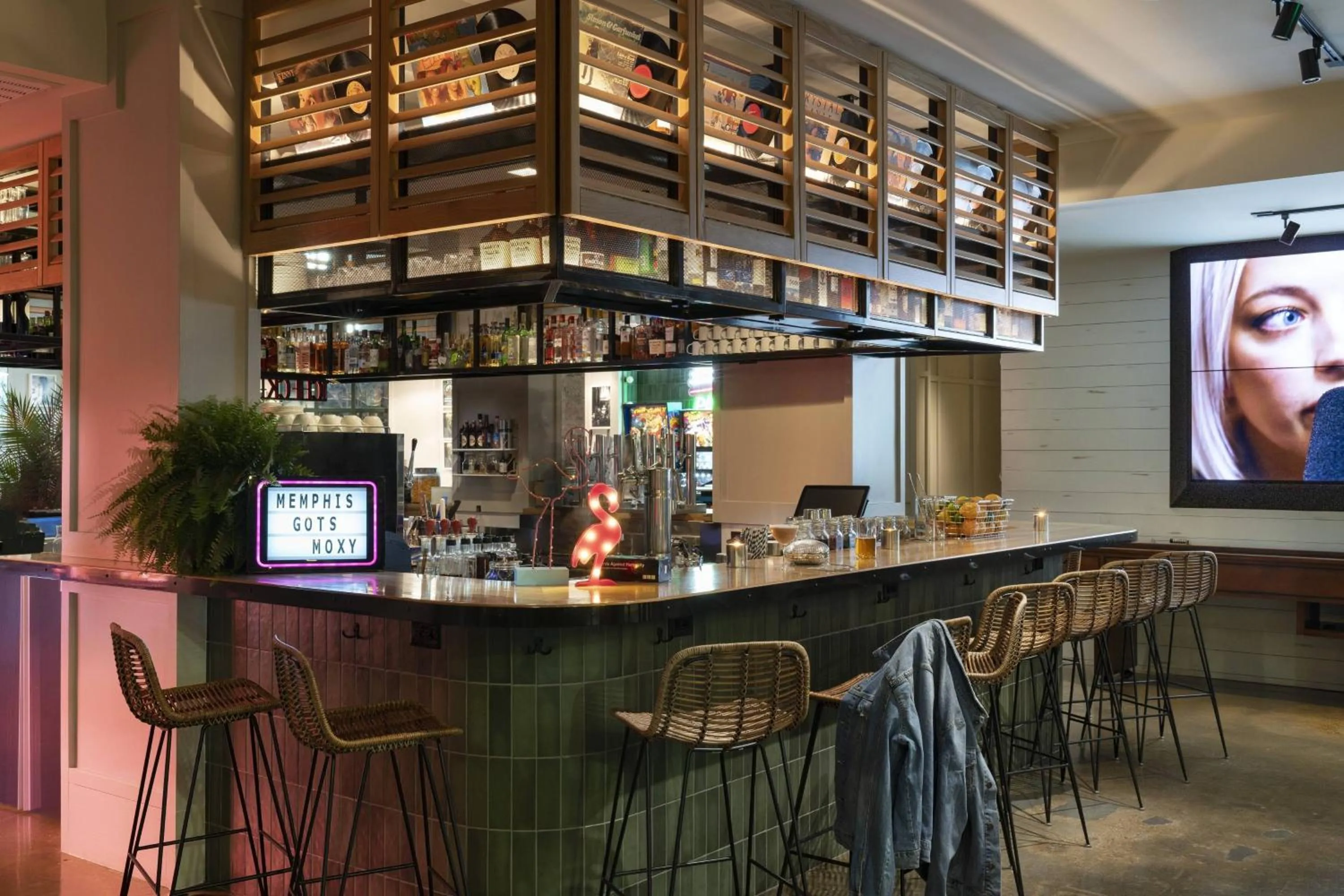Lounge or bar in MOXY Memphis Downtown