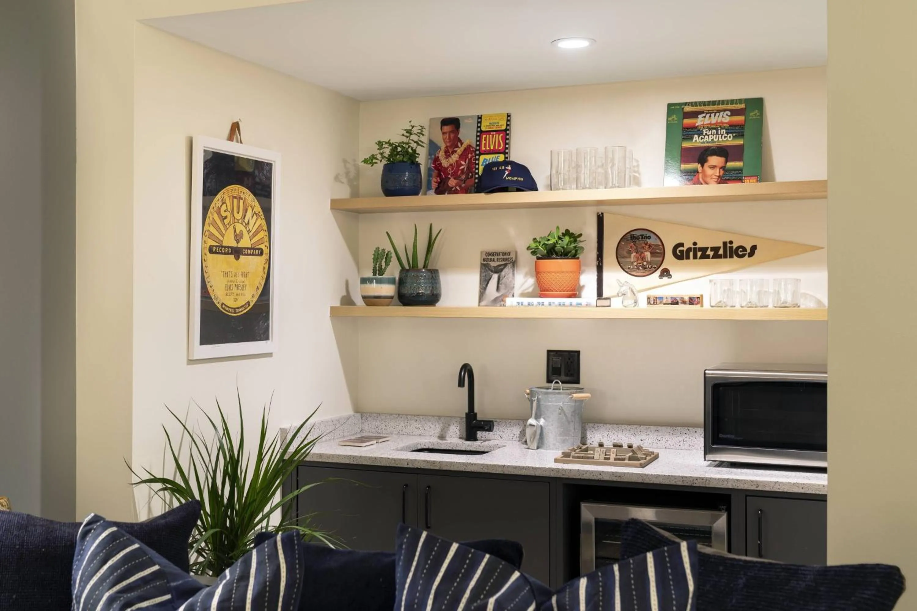 Lounge or bar in MOXY Memphis Downtown