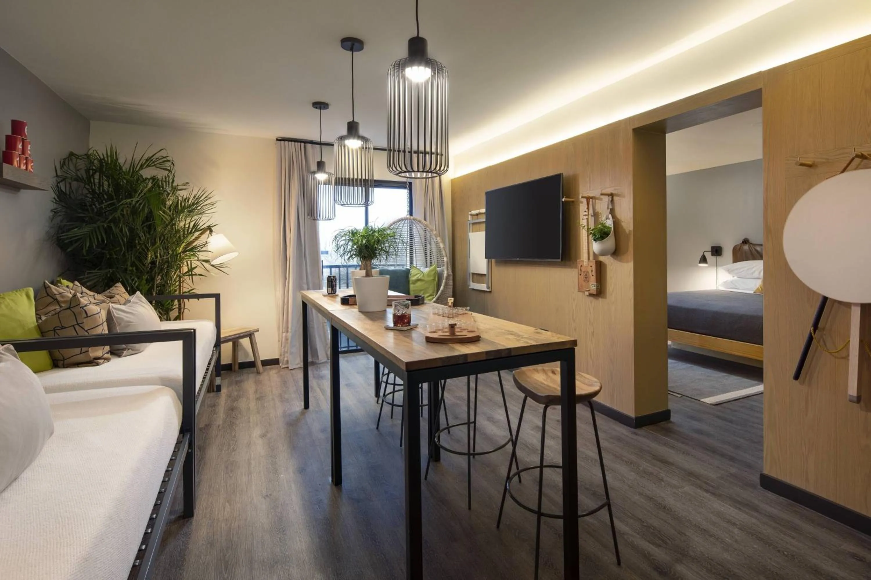 Living room, Bed in MOXY Memphis Downtown