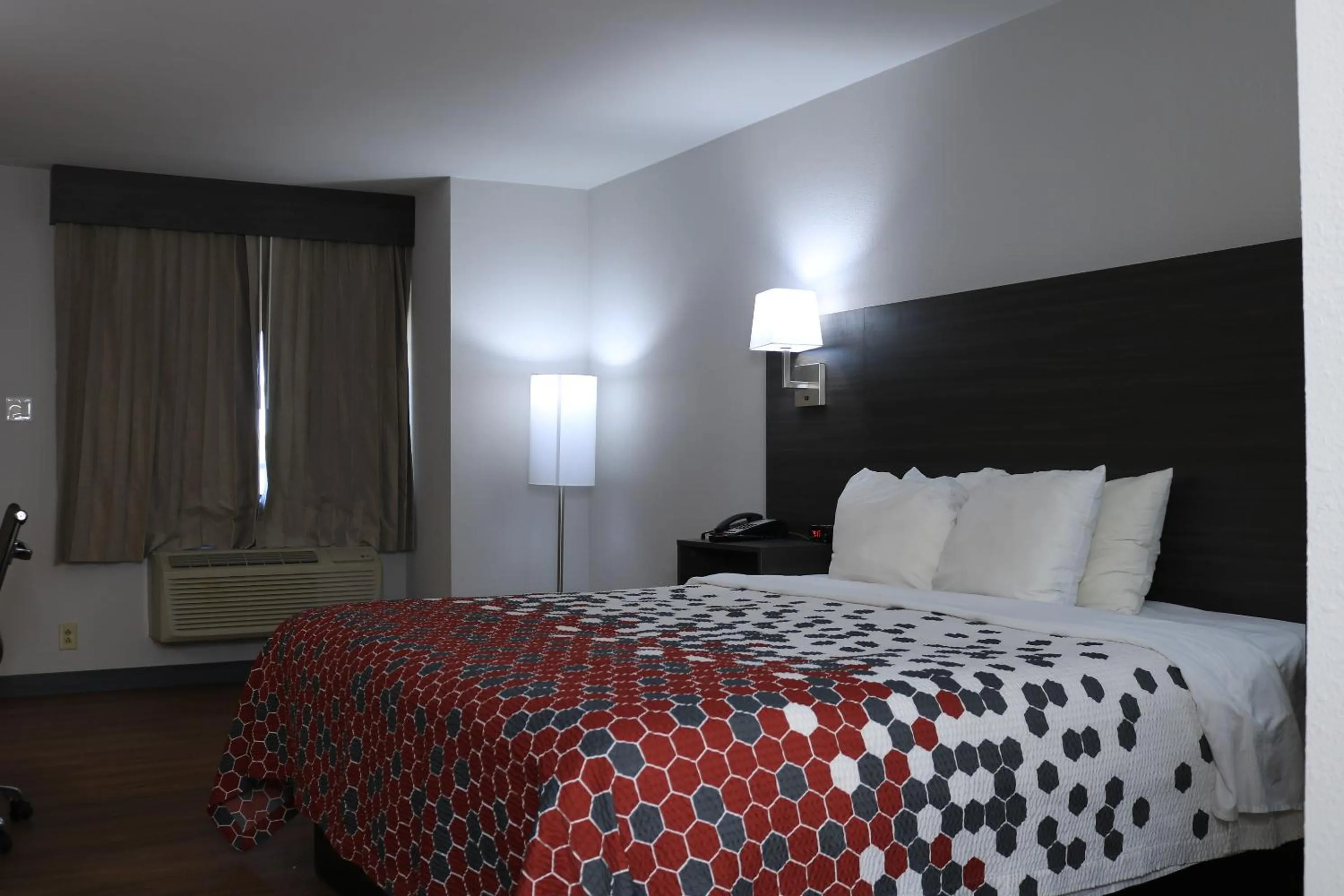 Photo of the whole room, Bed in Econo Lodge Inn & Suites Southeast