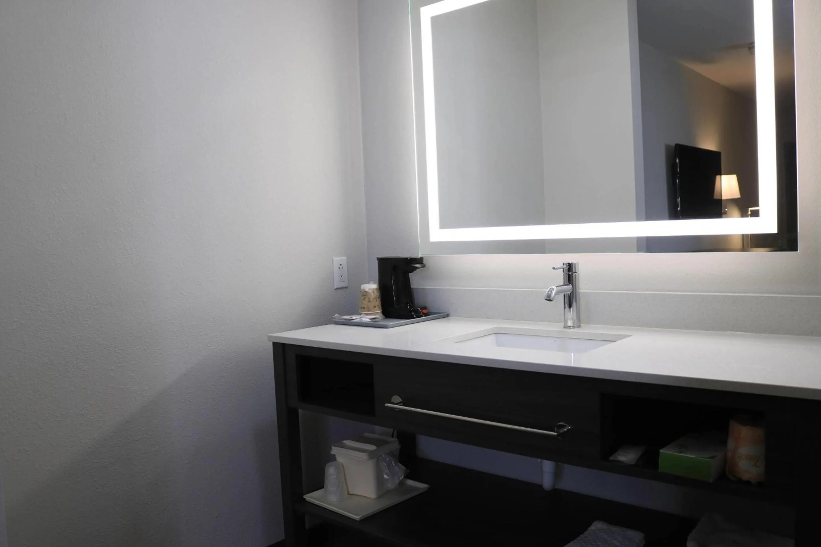 Bedroom in Econo Lodge Inn & Suites Southeast