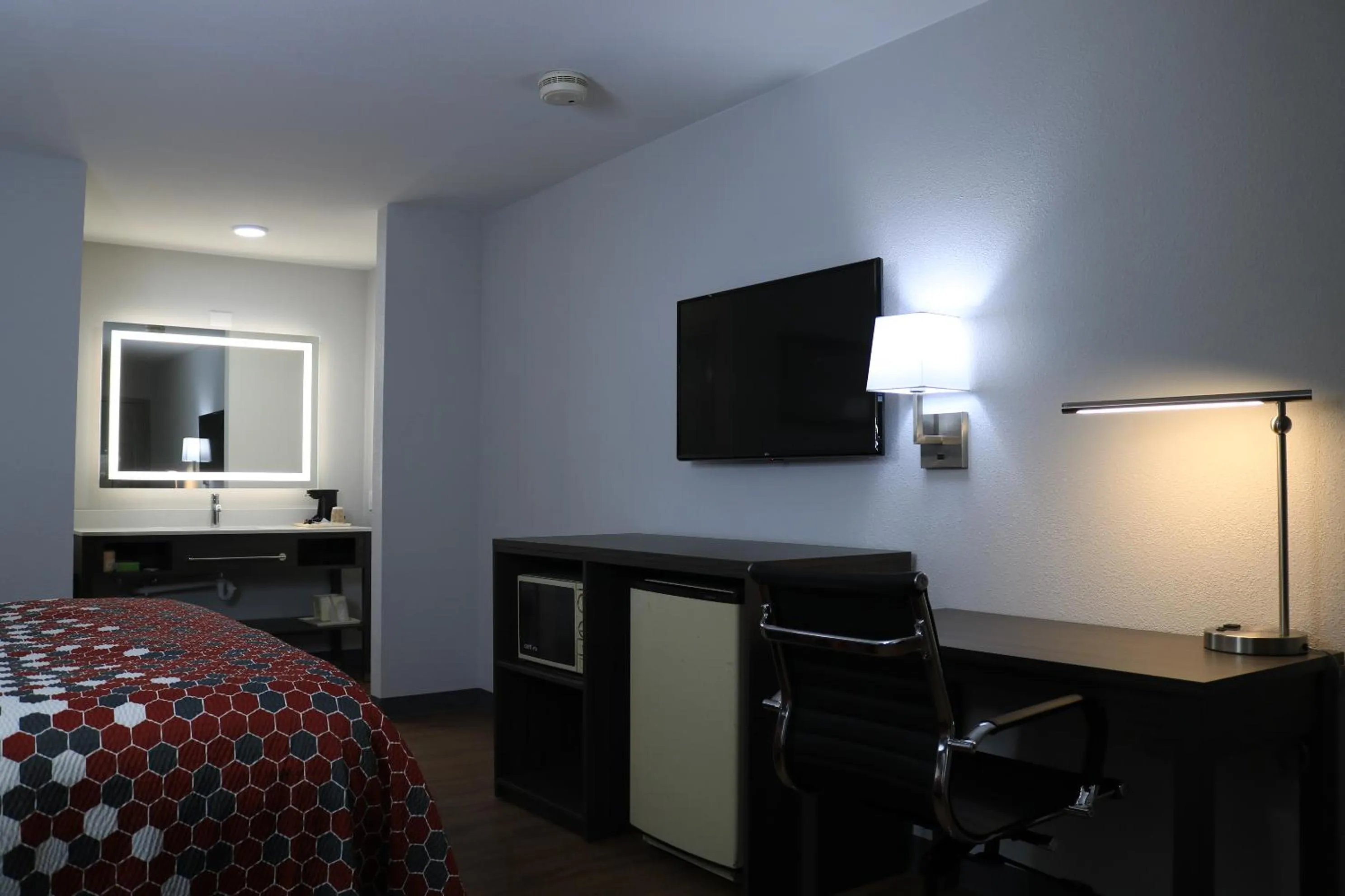 Bed in Econo Lodge Inn & Suites Southeast