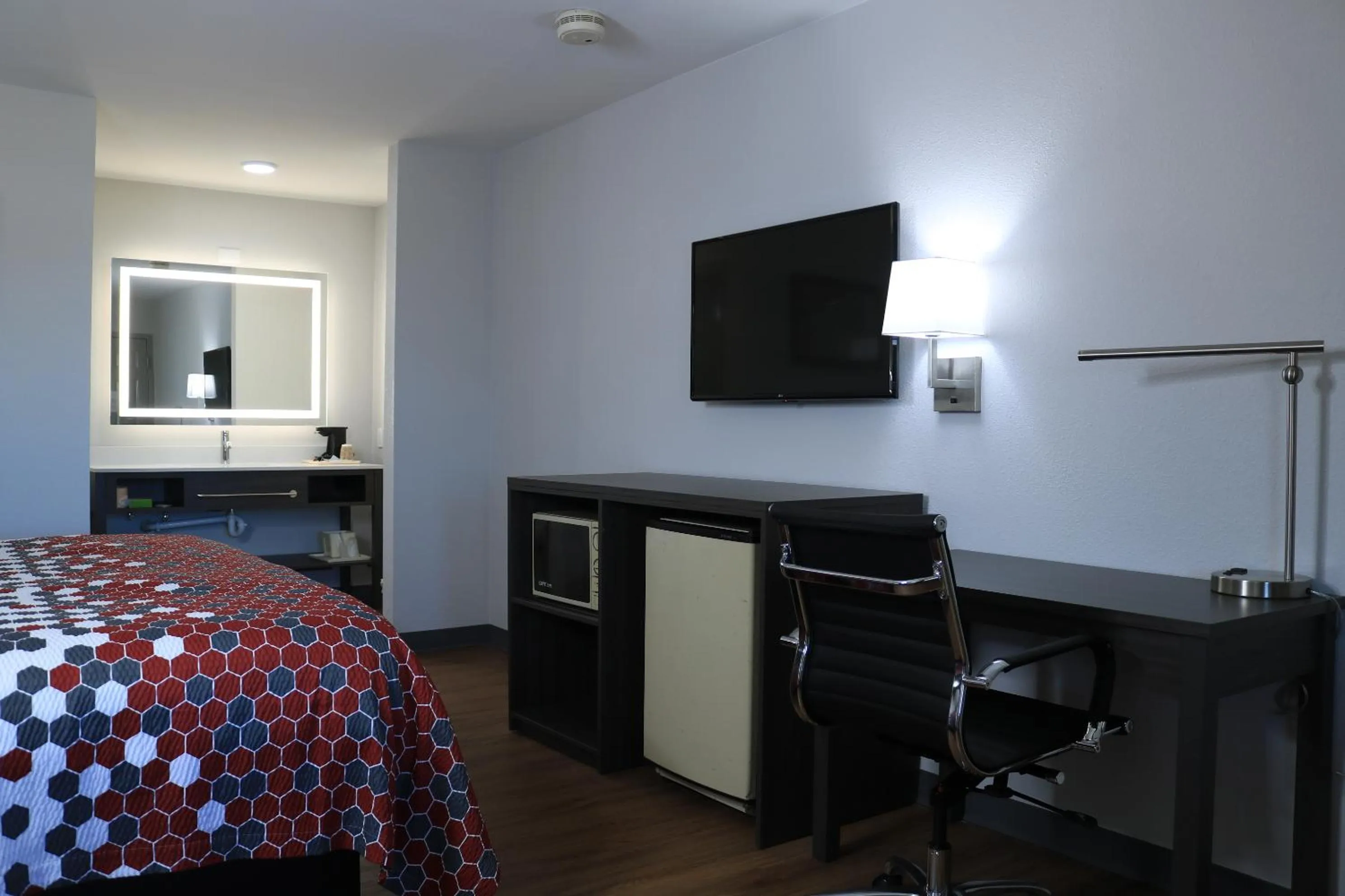 Bed in Econo Lodge Inn & Suites Southeast