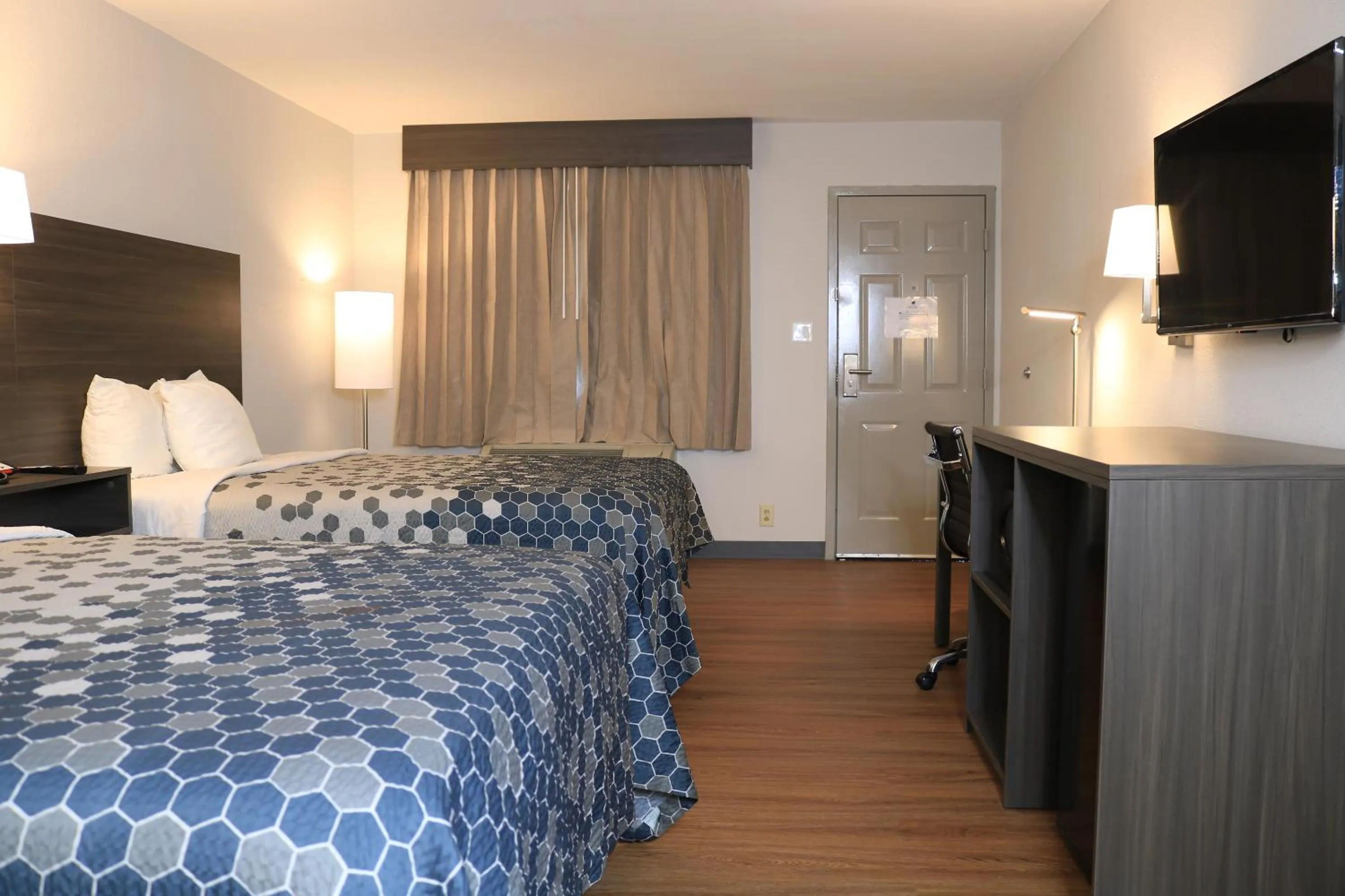 Bed in Econo Lodge Inn & Suites Southeast