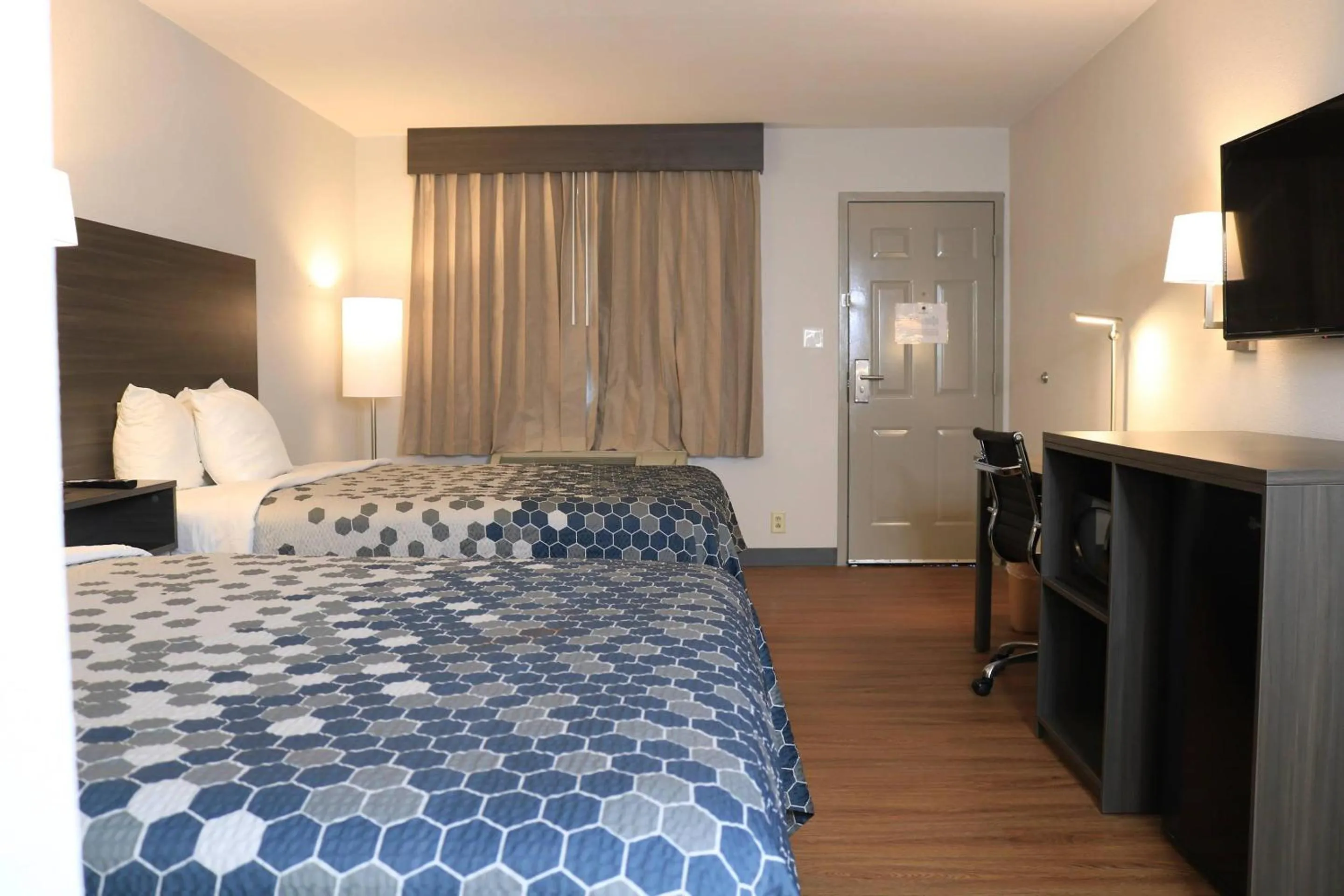 Bedroom, Bed in Econo Lodge Inn & Suites Southeast