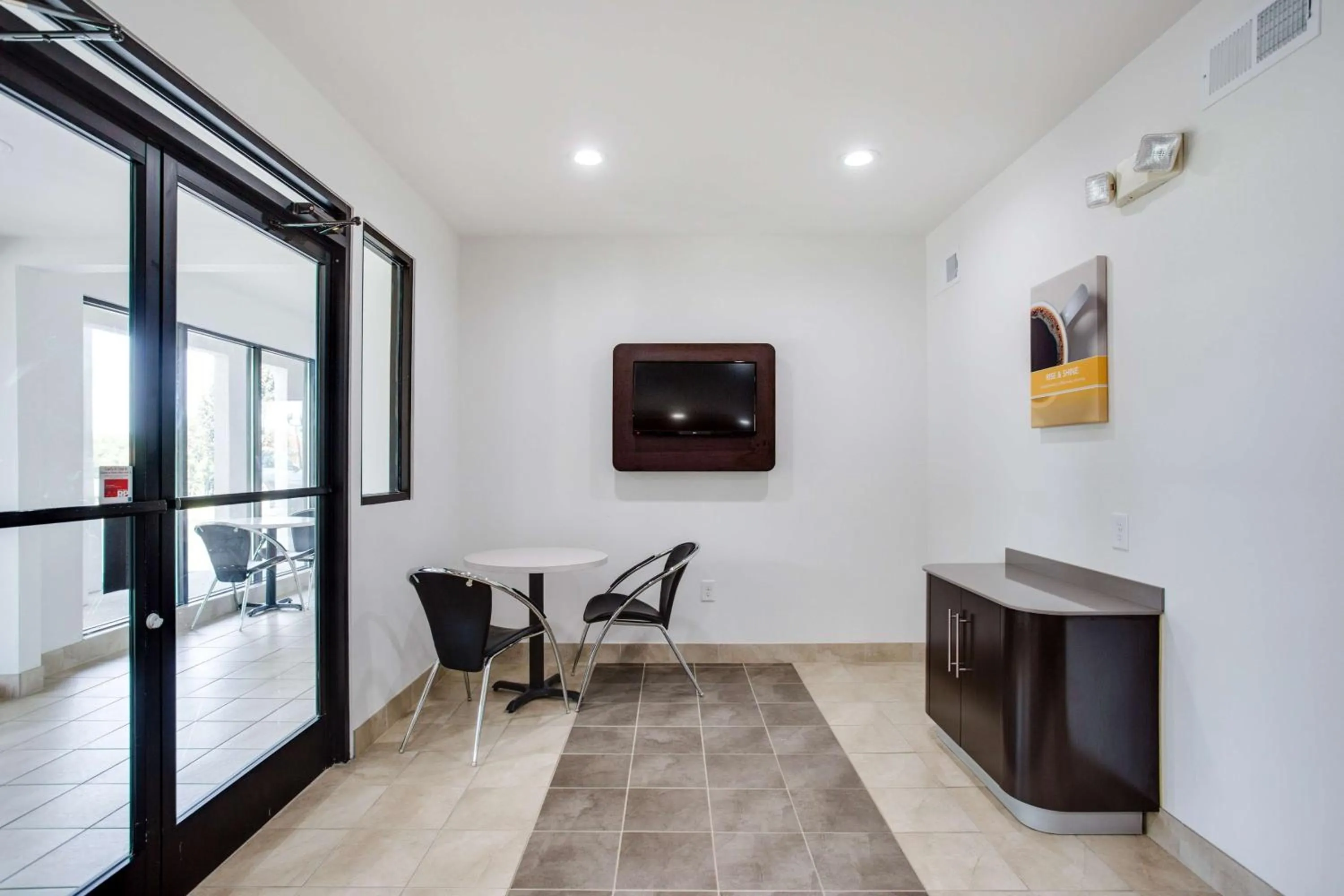 Communal lounge/ TV room in Motel 6-White House, TN