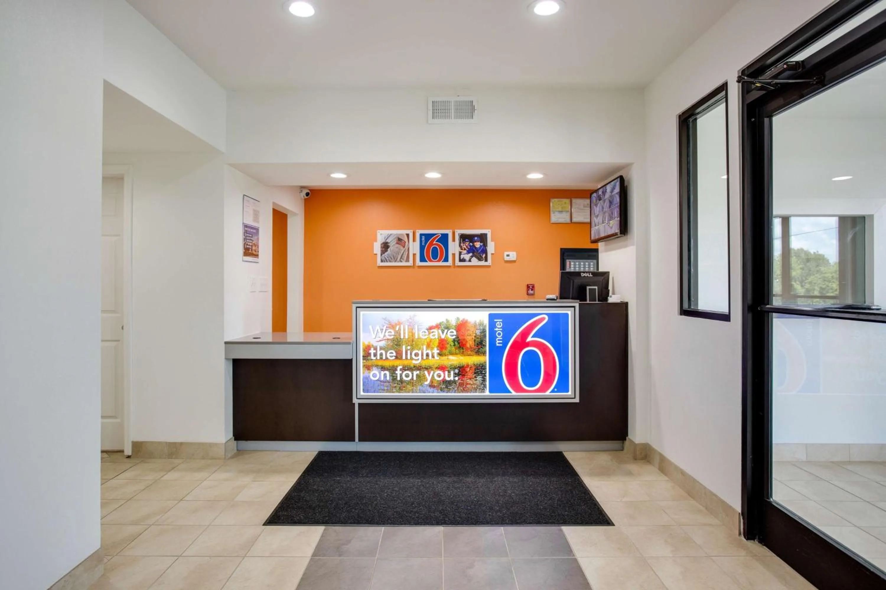 Property logo or sign in Motel 6-White House, TN