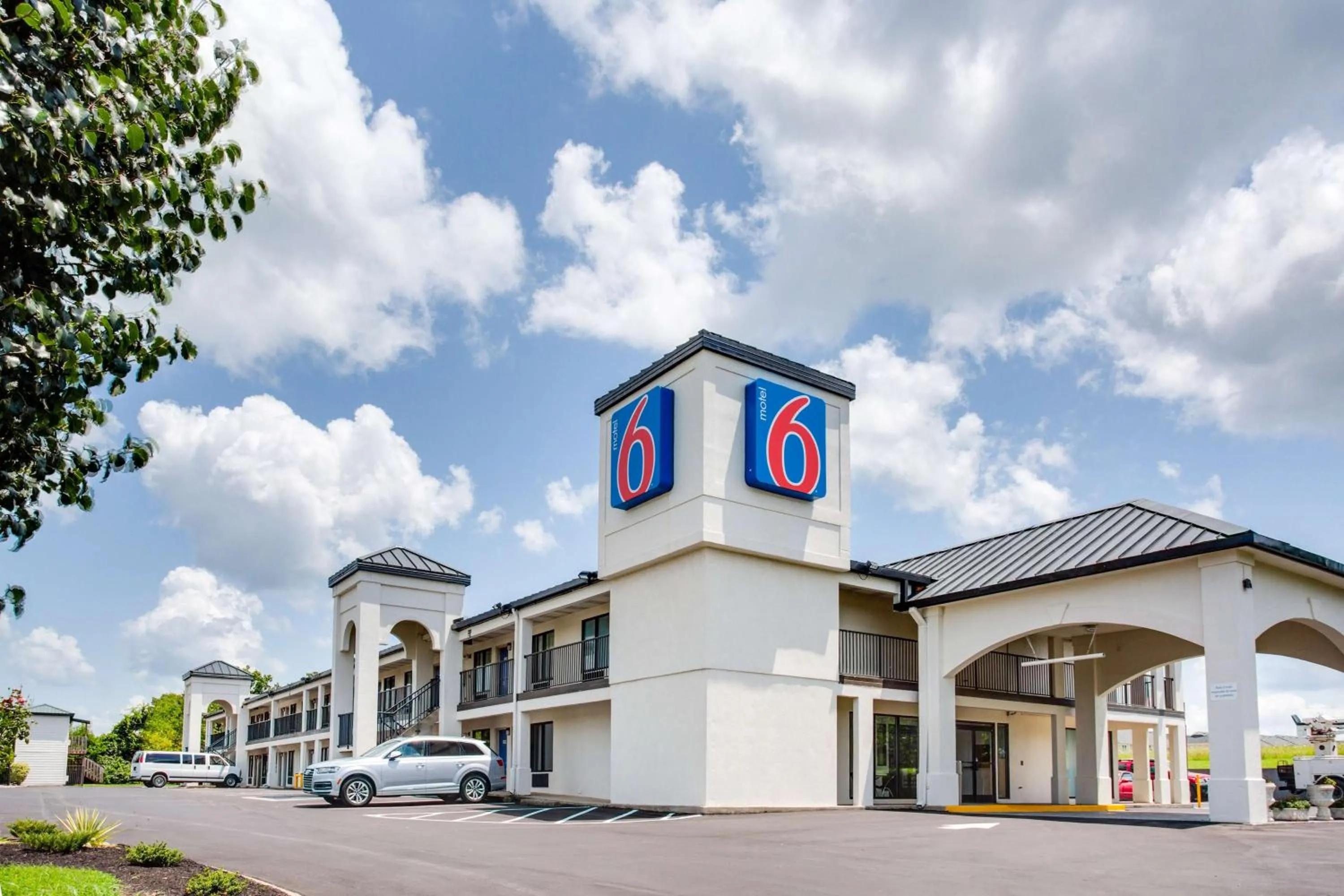 Property building in Motel 6-White House, TN