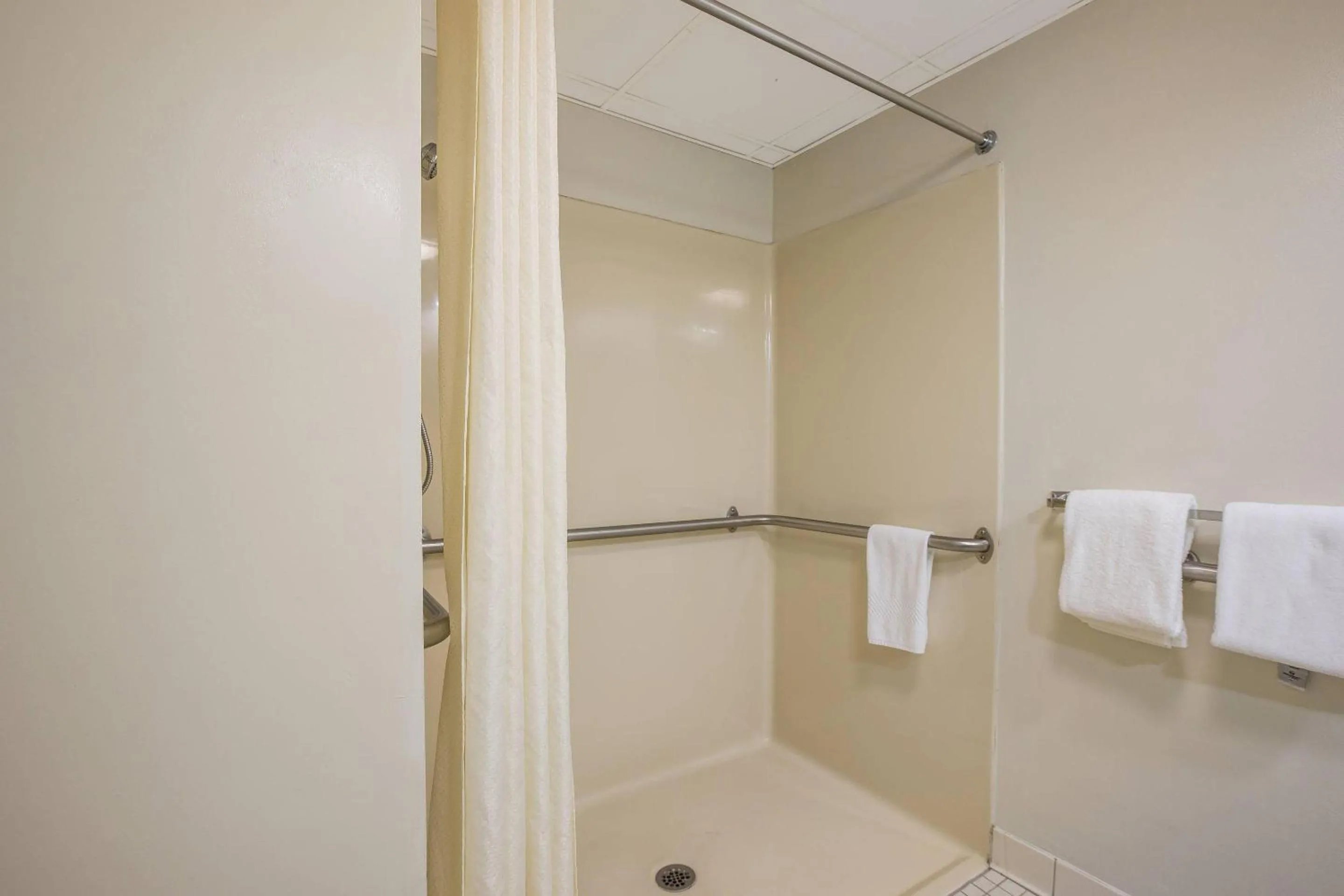 Bedroom in Clarion Pointe Sevierville-Pigeon Forge