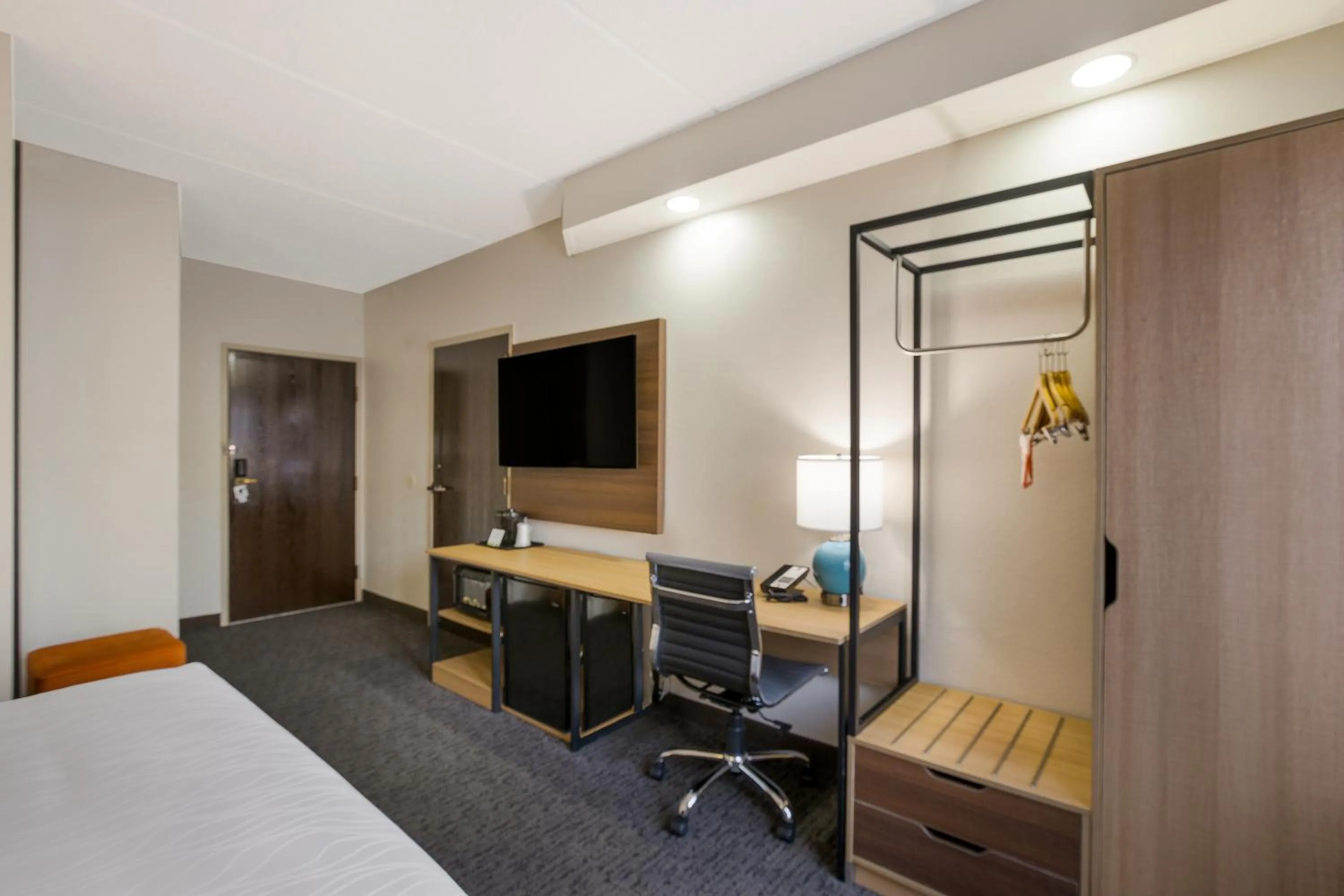 hair dresser, Bed in Clarion Pointe Sevierville-Pigeon Forge