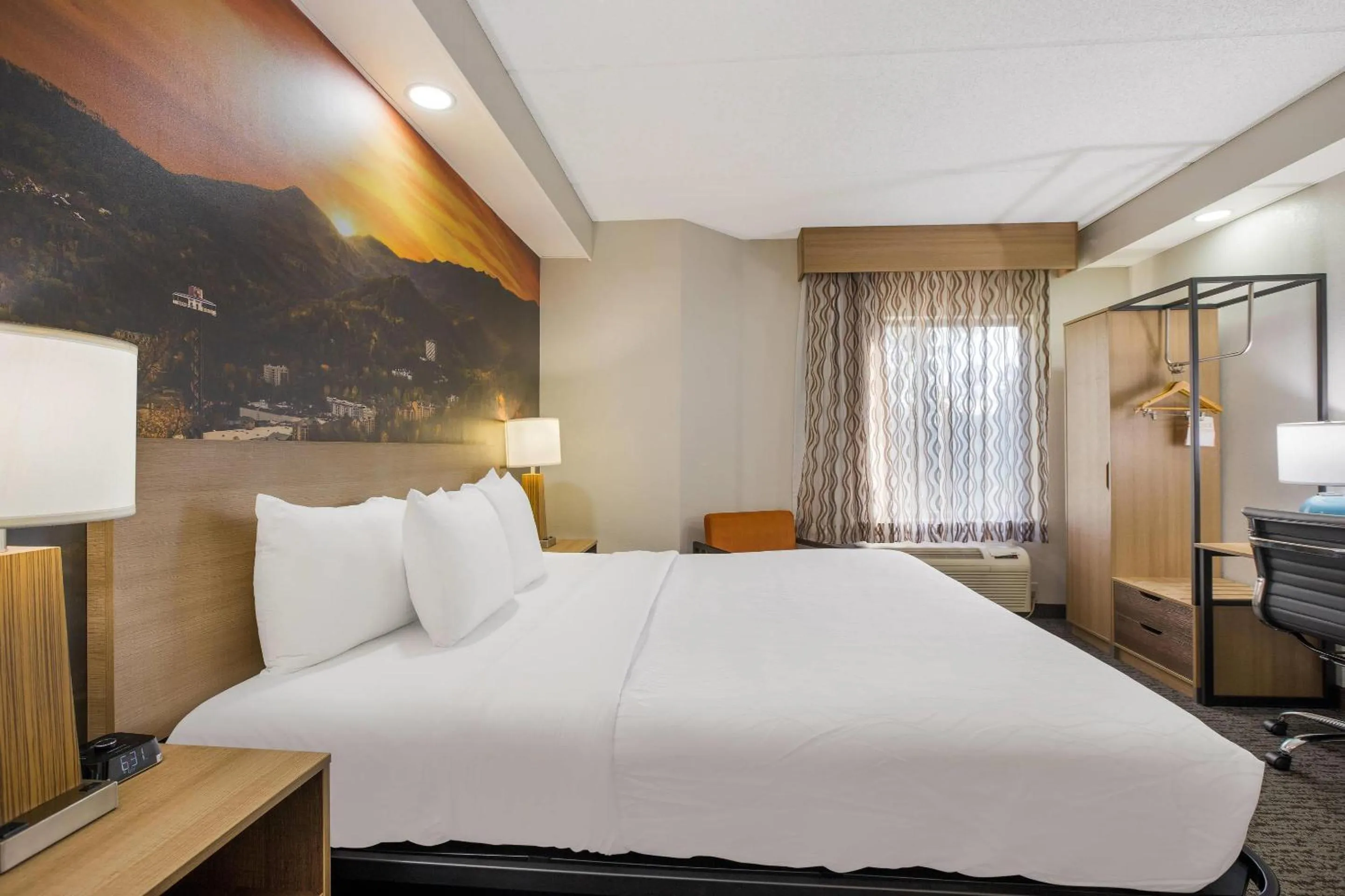 Bedroom, Bed in Clarion Pointe Sevierville-Pigeon Forge