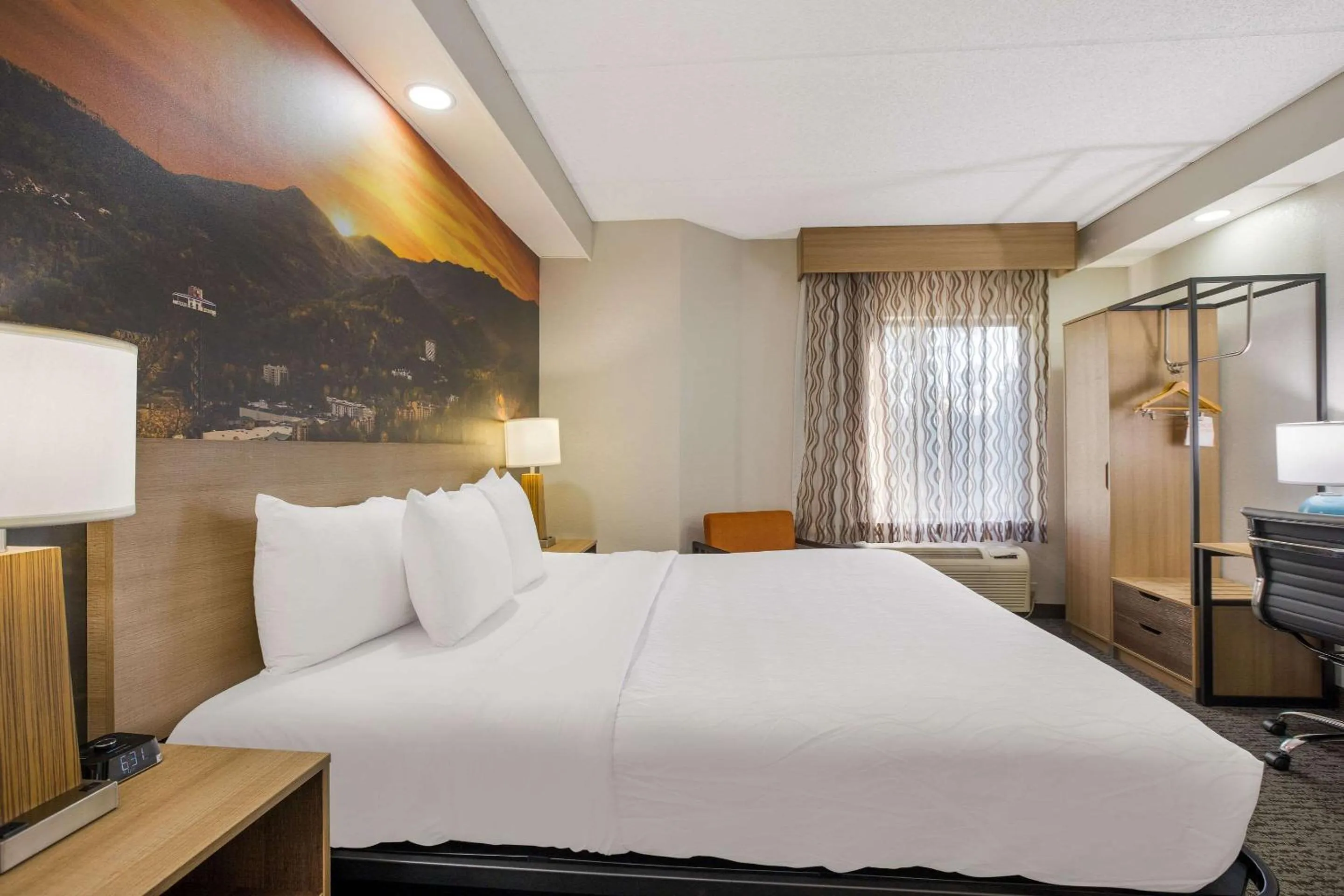 Bedroom, Bed in Clarion Pointe Sevierville-Pigeon Forge