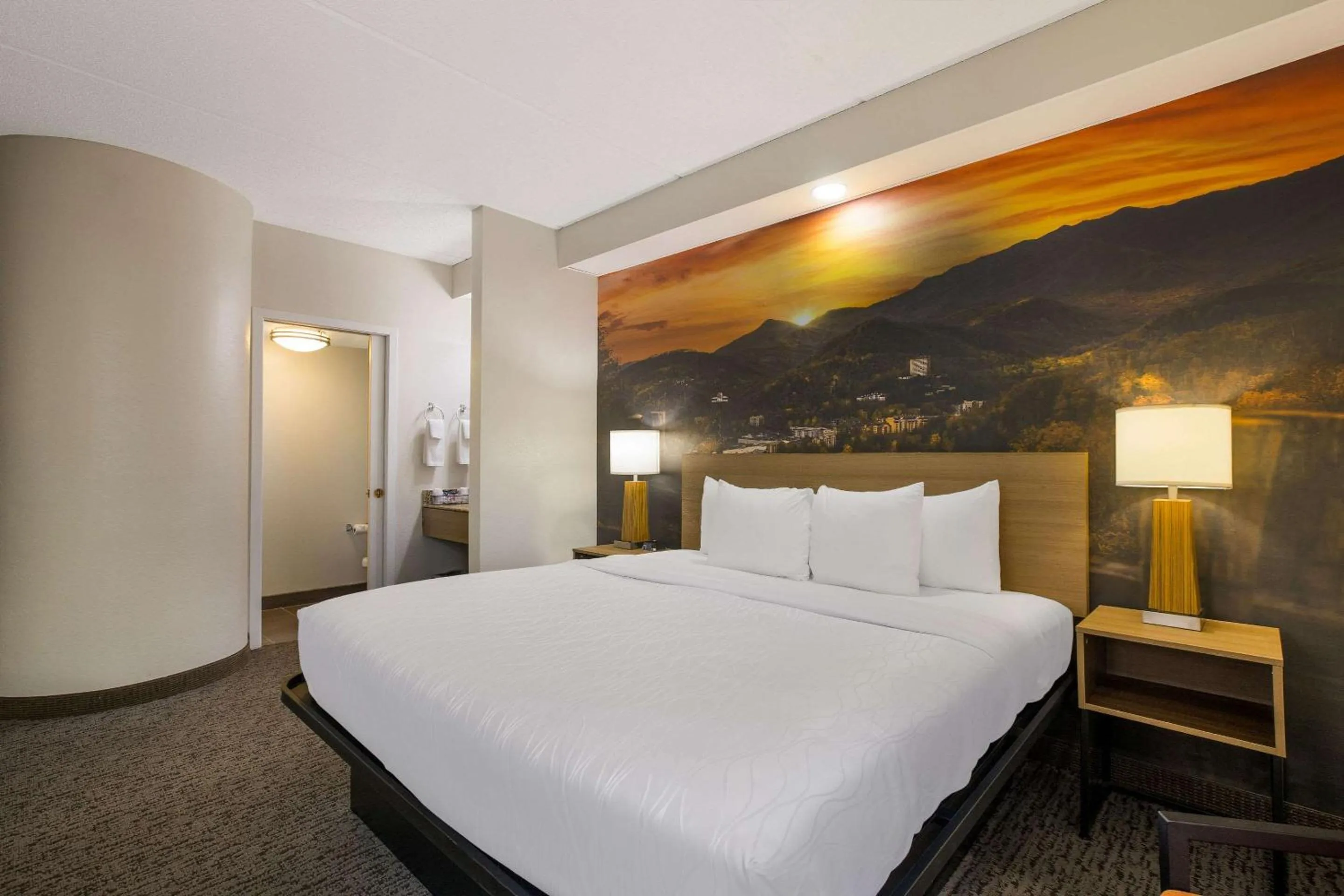 Bedroom, Bed in Clarion Pointe Sevierville-Pigeon Forge