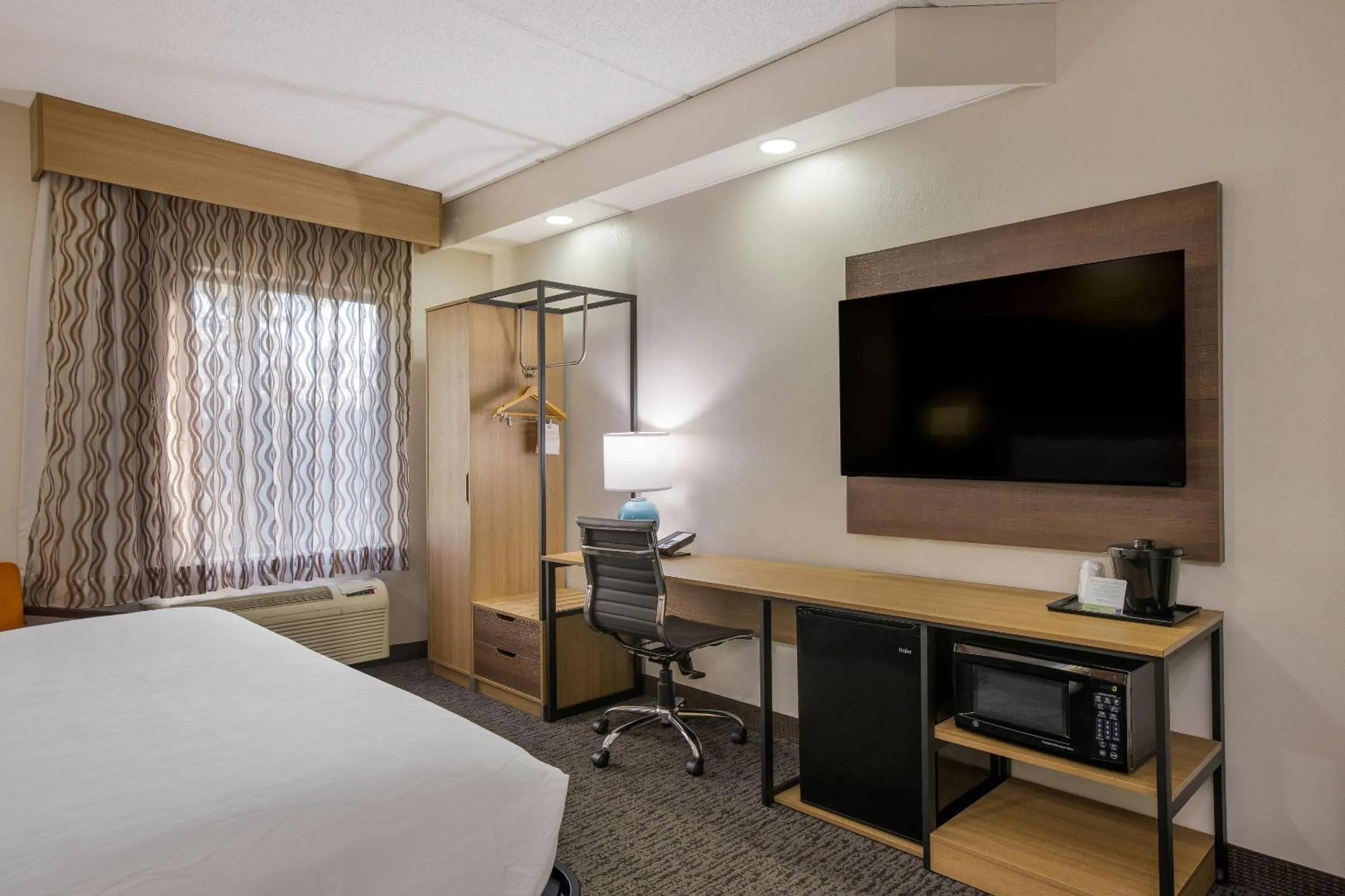 Bedroom, Bed in Clarion Pointe Sevierville-Pigeon Forge