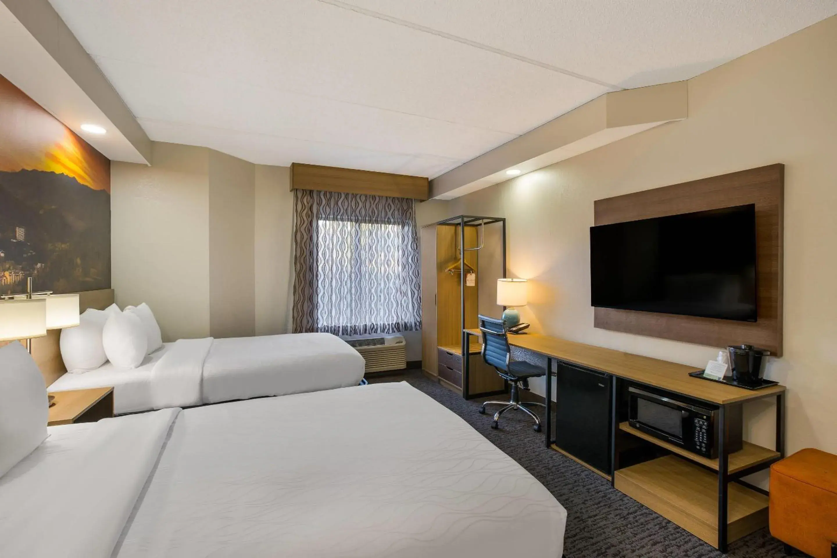 Bedroom, Bed in Clarion Pointe Sevierville-Pigeon Forge Bedroom, Bed in Clarion Pointe Sevierville-Pigeon Forge