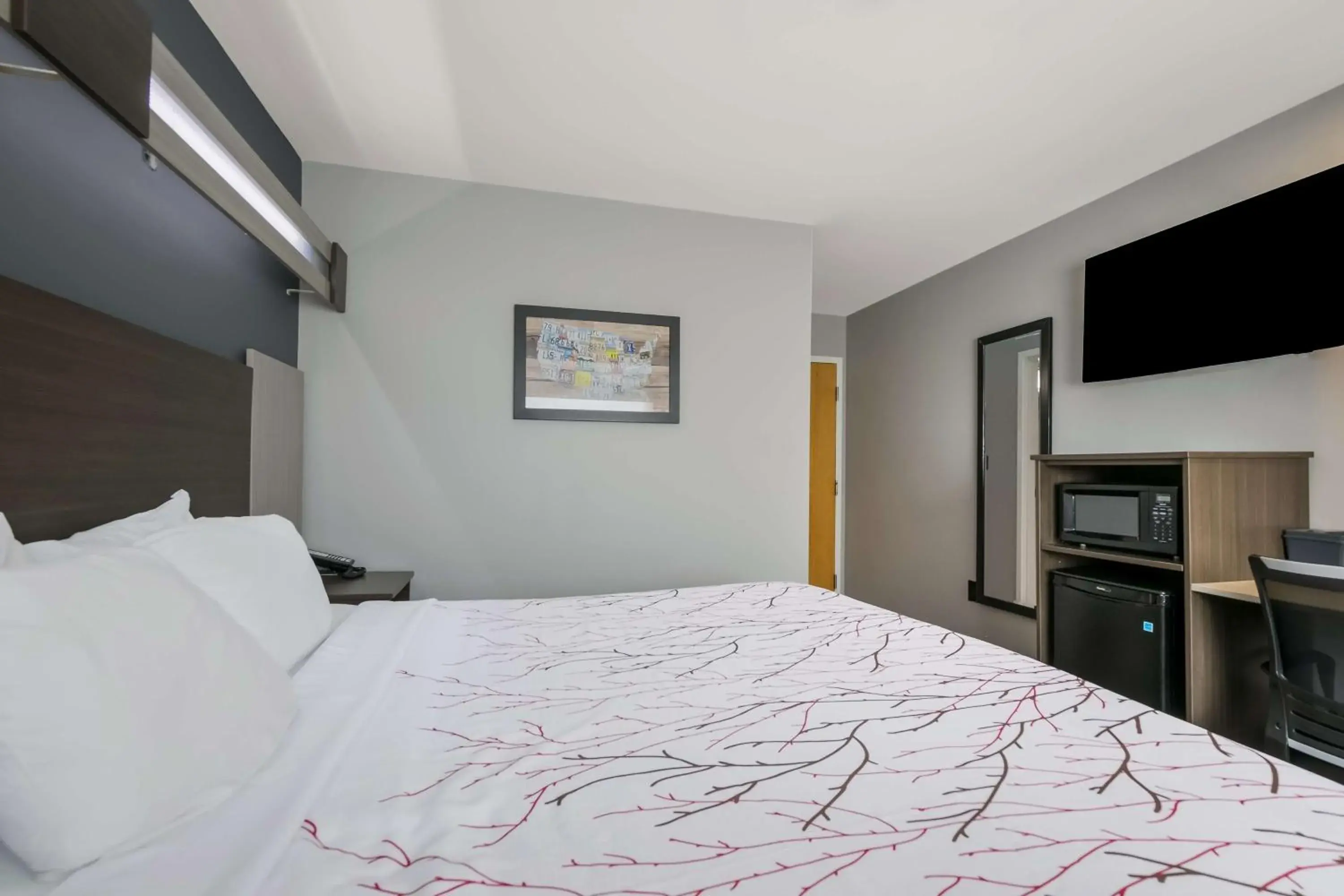 Bedroom, Bed in SureStay Plus Hotel by Best Western Sevierville Bedroom, Bed in SureStay Plus Hotel by Best Western Sevierville