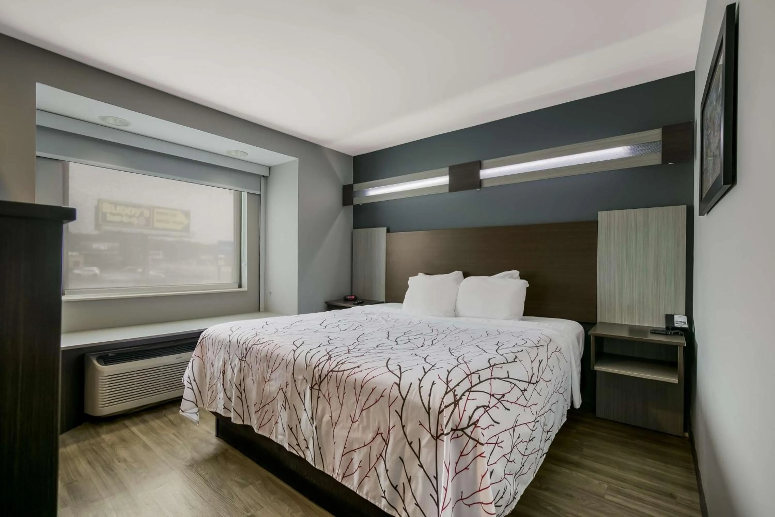 Bedroom, Bed in SureStay Plus Hotel by Best Western Sevierville