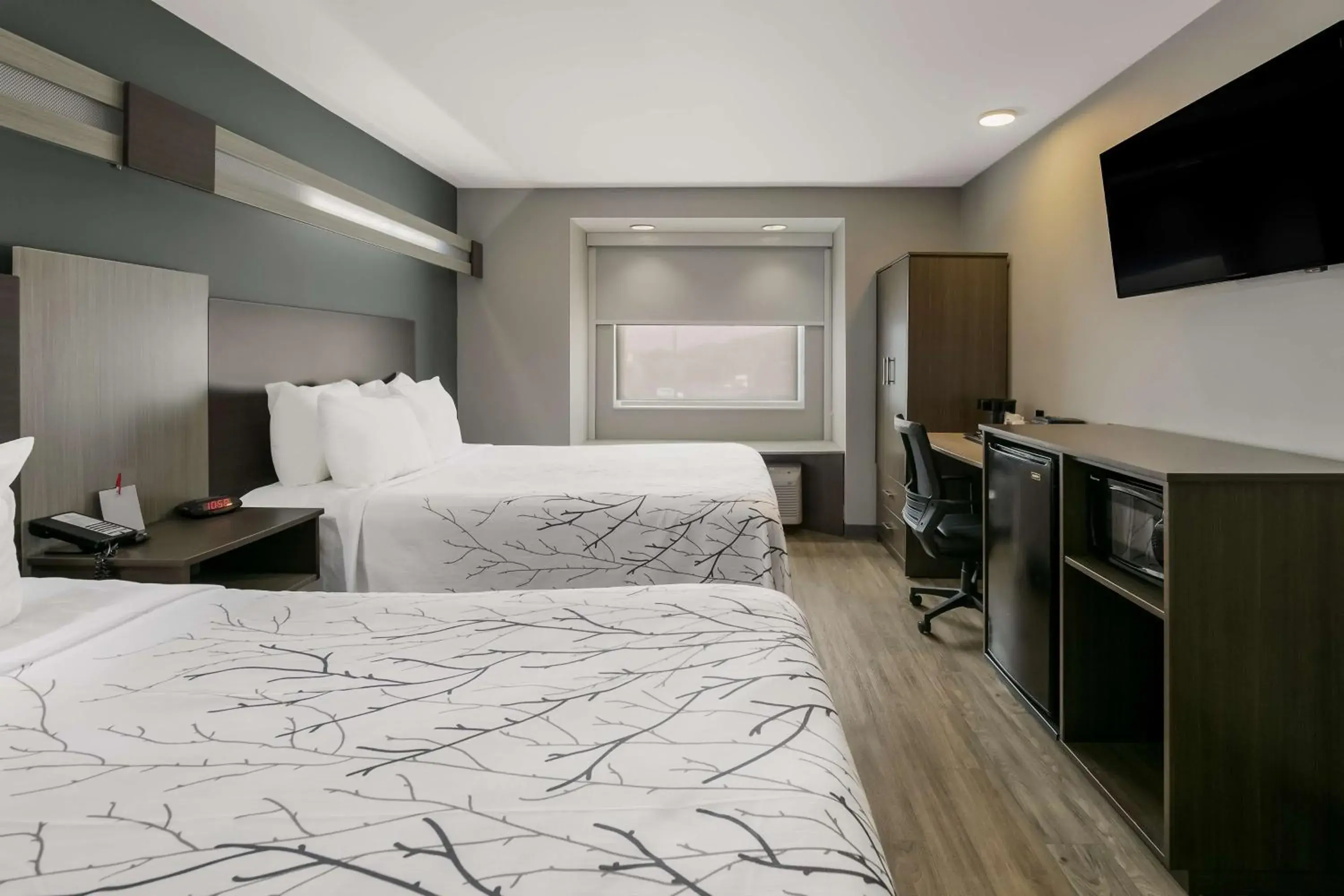 Bedroom, Bed in SureStay Plus Hotel by Best Western Sevierville Bedroom, Bed in SureStay Plus Hotel by Best Western Sevierville