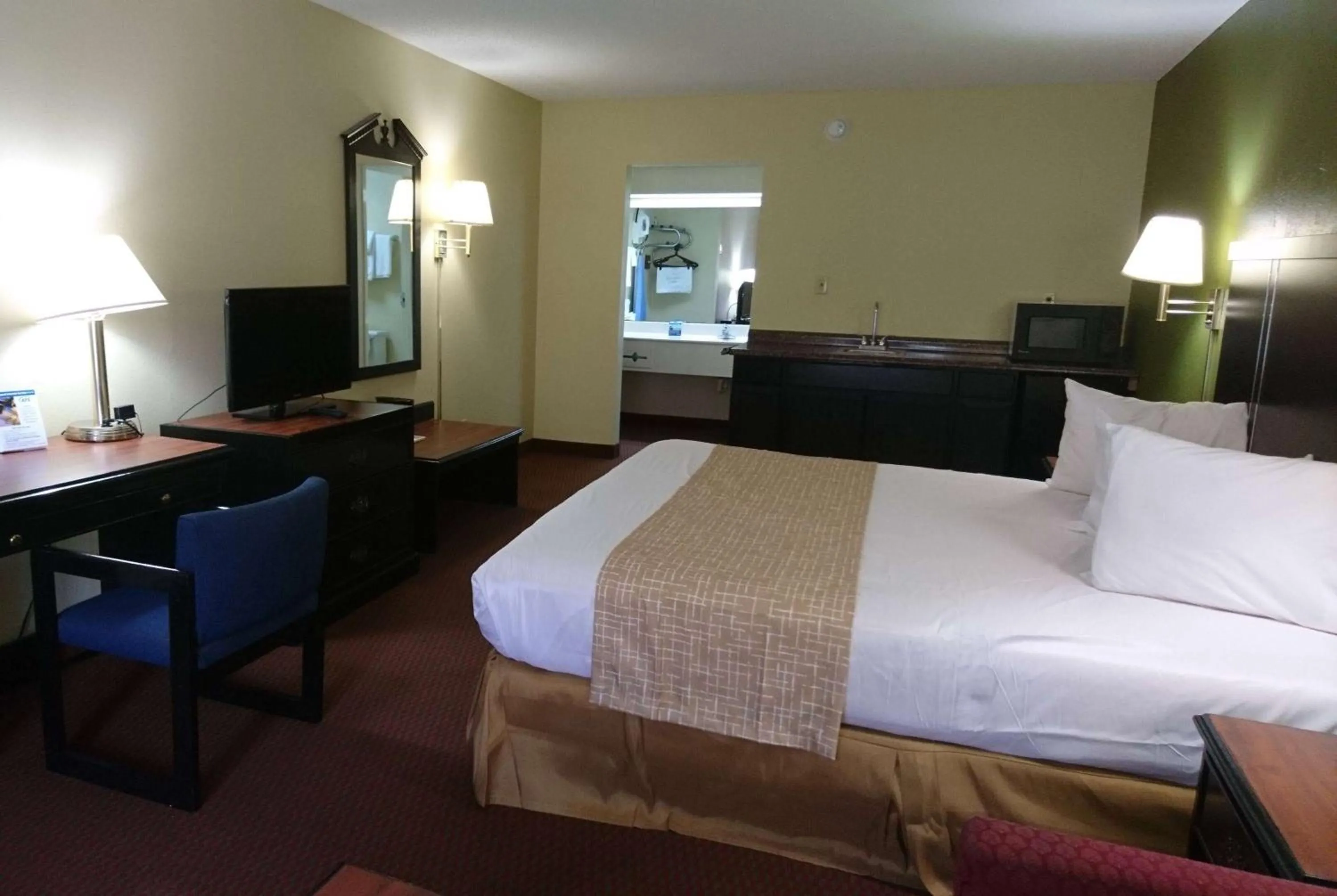 Photo of the whole room, Bed in Travelodge by Wyndham Knoxville East