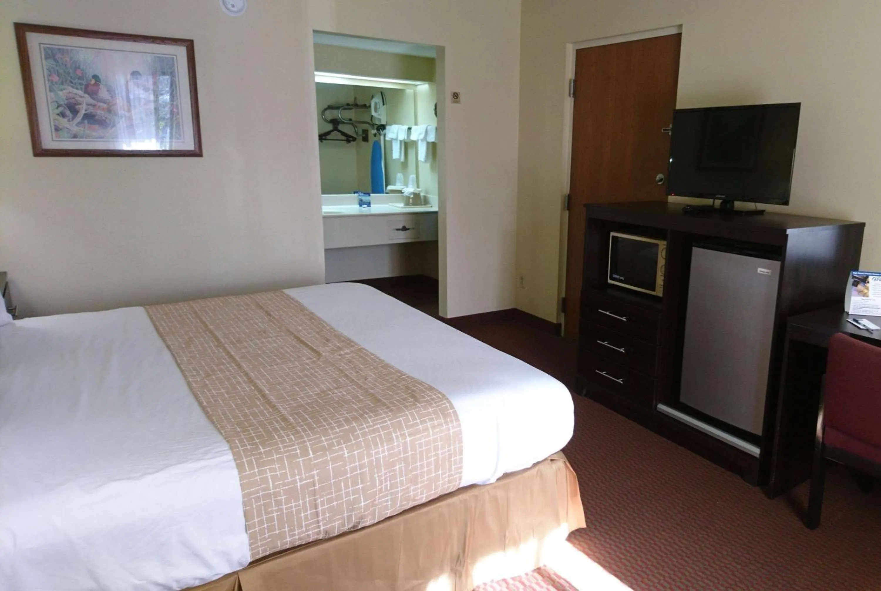 Photo of the whole room, Bed in Travelodge by Wyndham Knoxville East