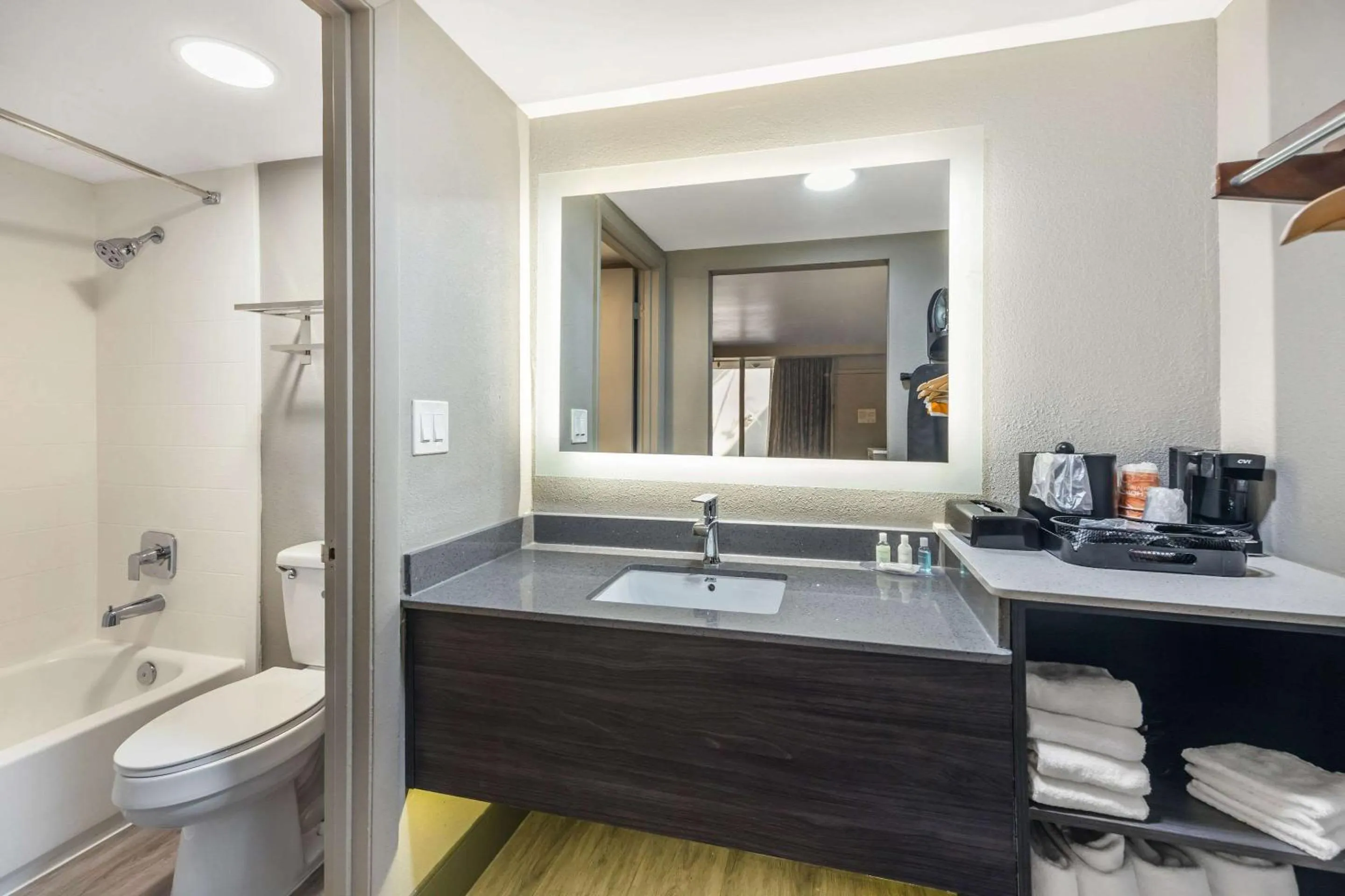 Bedroom in Clarion Inn Murfreesboro Old Fort Pkwy