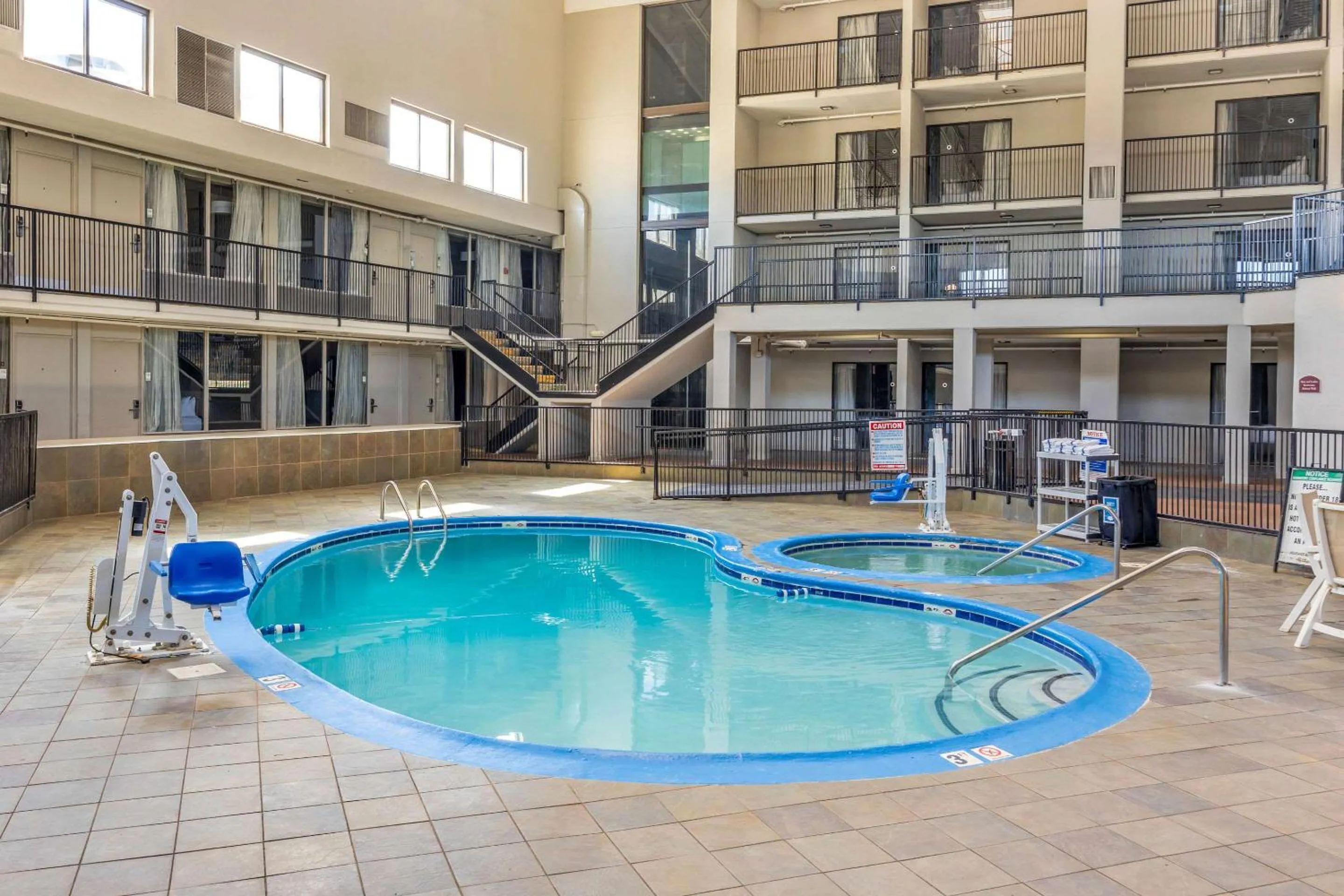 Swimming pool in Clarion Inn Murfreesboro Old Fort Pkwy